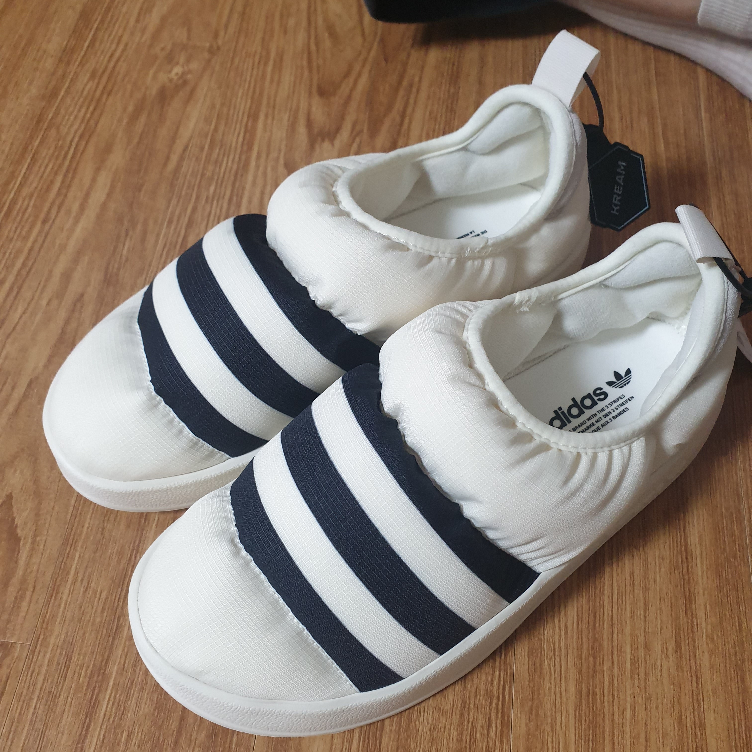 Adidas Puffylette Off White 착용 스타일
