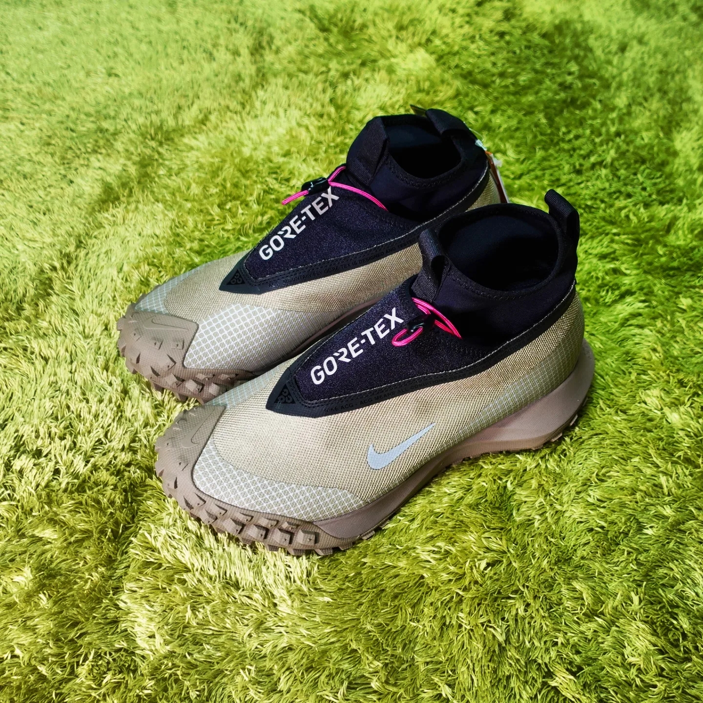 Nike ACG Mountain Fly Gore-Tex Khaki 착용 스타일 - 1
