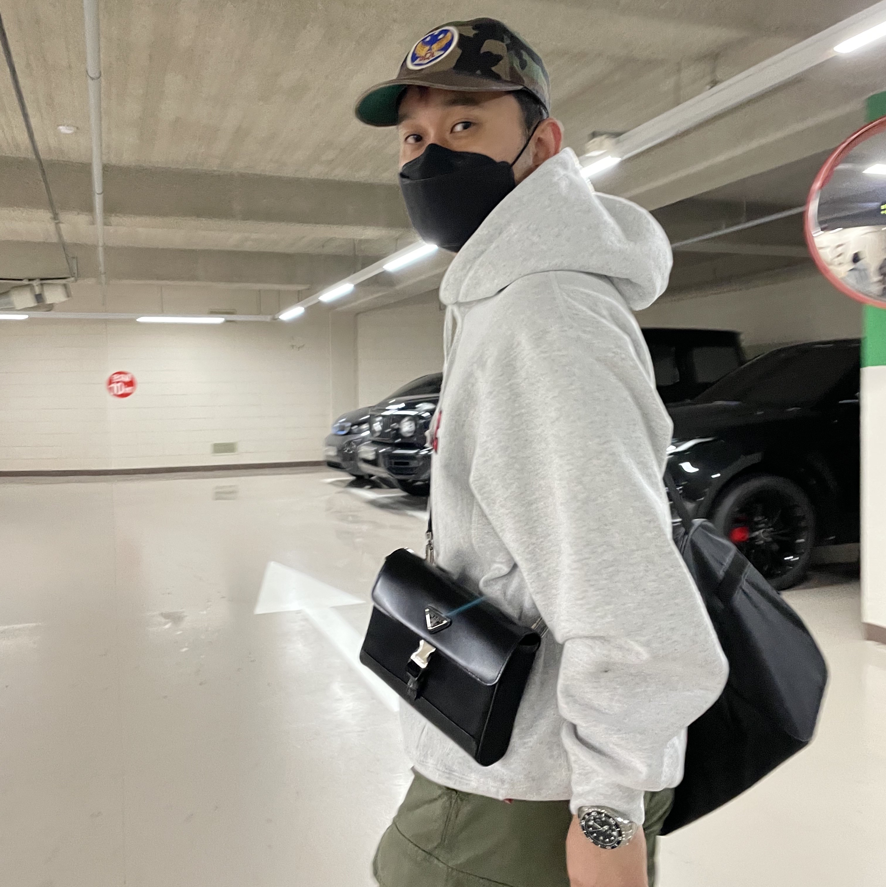 Supreme Preme Hooded Sweatshirt White - 22FW, Autry Medalist Low Leather Sneakers White 착용 스타일 - 3