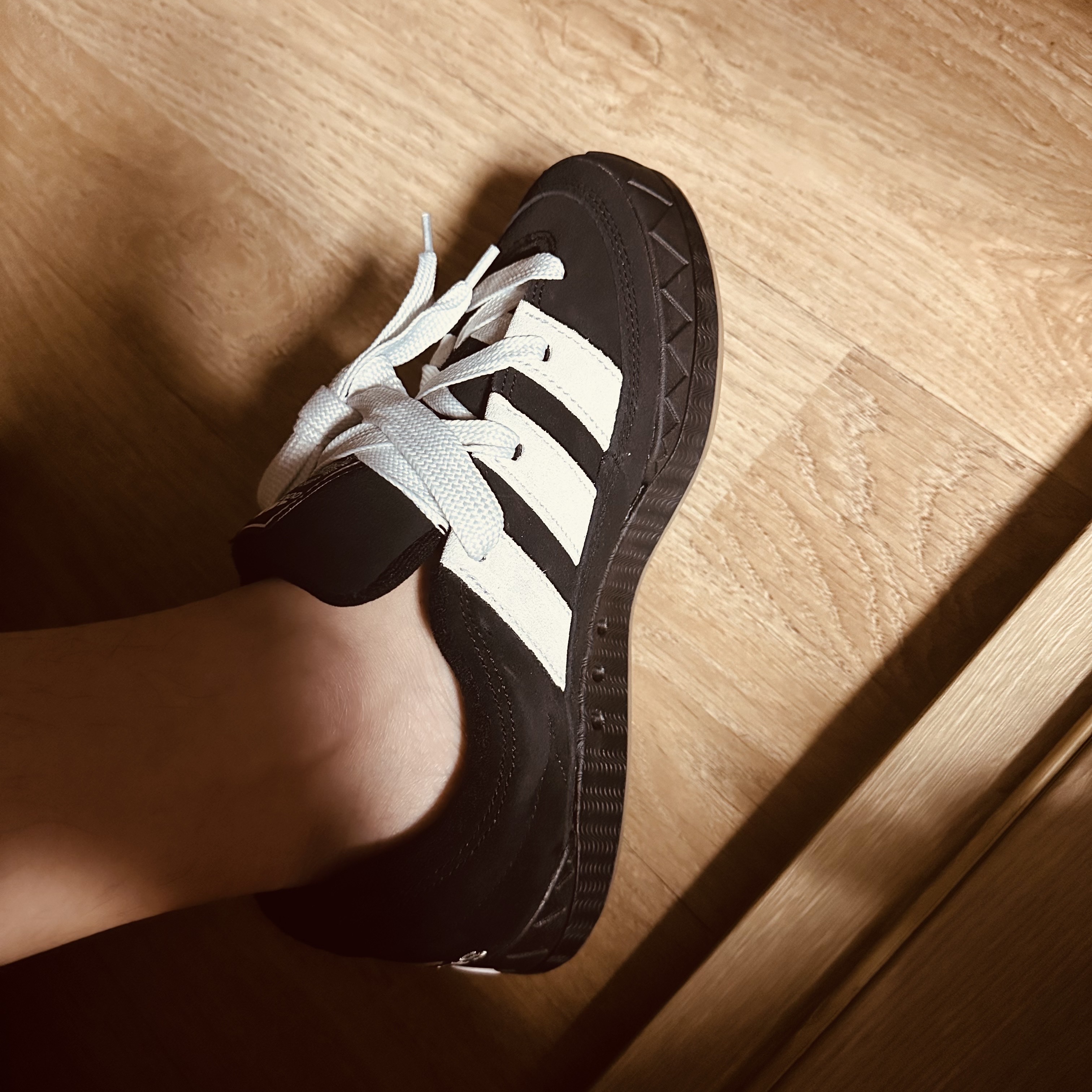 Adidas Adimatic Core Black Crystal White 착용 스타일