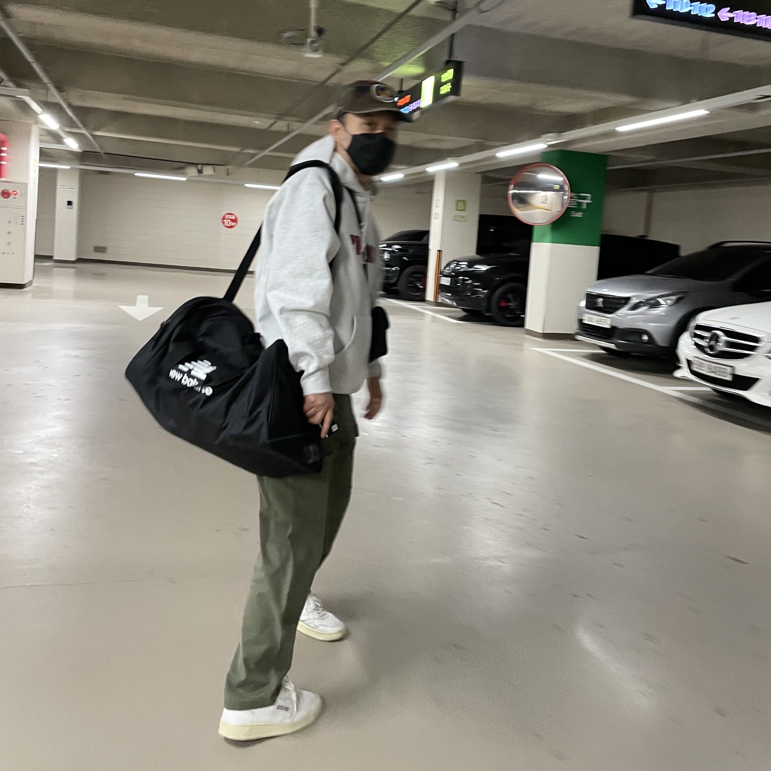 Supreme Preme Hooded Sweatshirt White - 22FW, Autry Medalist Low Leather Sneakers White 착용 스타일 - 2
