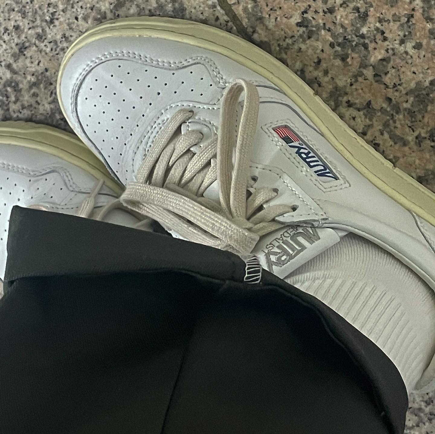 (W) Autry Medalist Low Leather Sneakers White 착용 스타일 - 2