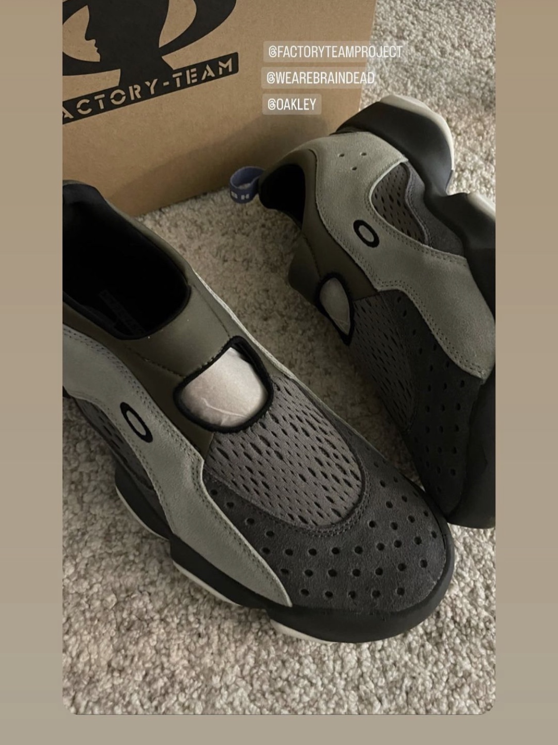 Oakley Factory Team x Brain Dead Flesh Sandal Iron Brown Grey 착용 스타일 - 2