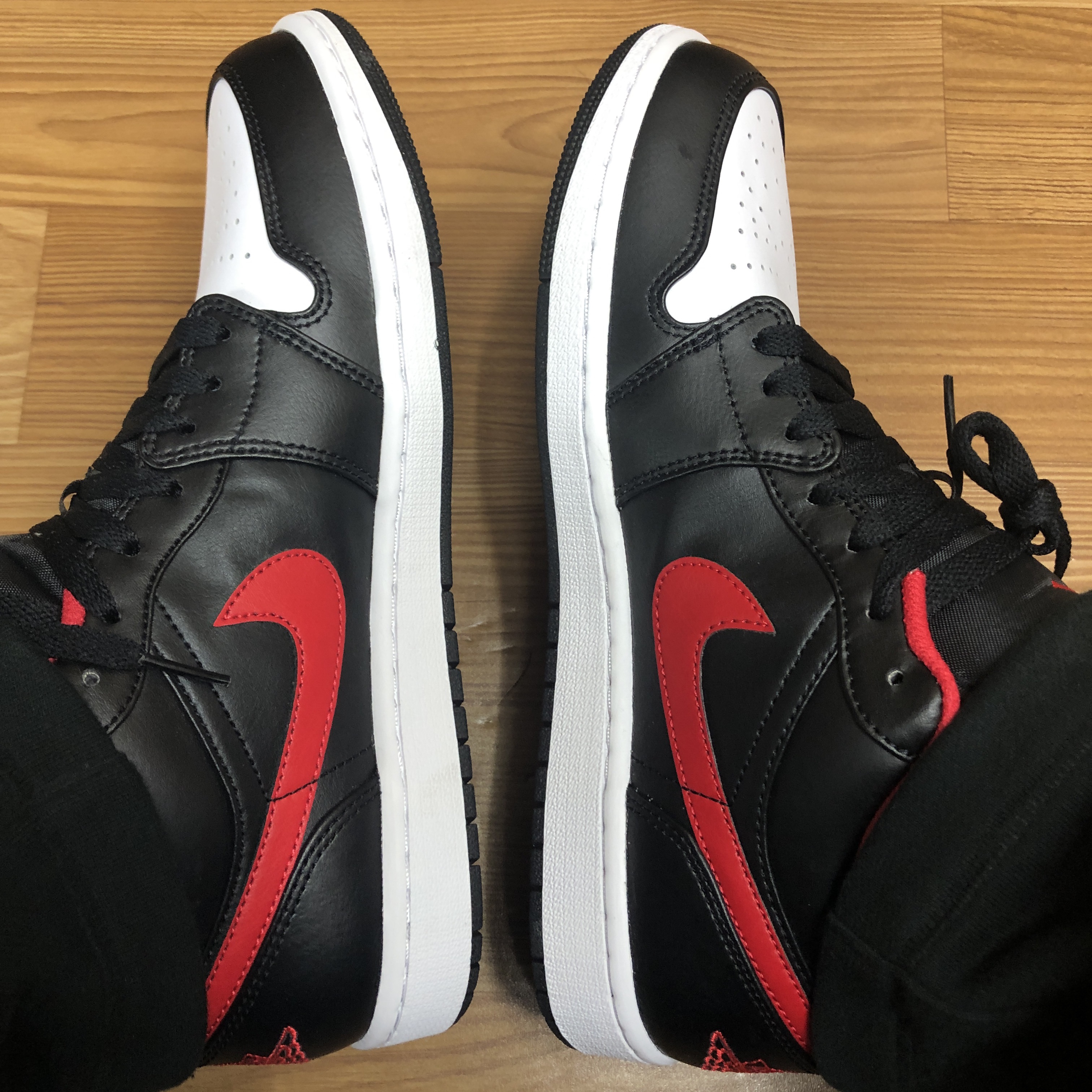 Jordan 1 Low Black Fire Red 착용 스타일 - 3