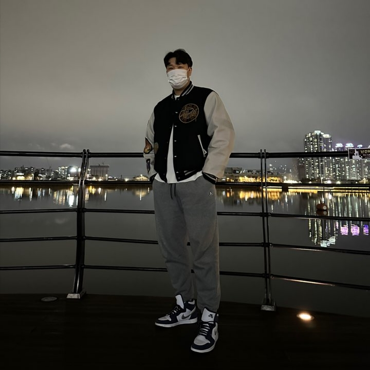 Stussy x Dries Van Noten Varsity Jacket Black, Jordan 1 Retro High OG CO.JP Midnight Navy 착용 스타일