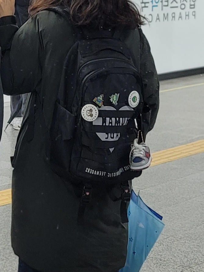 Human Made Military Backpack Black, Human Made Animal Badge Set Small White (4 Pack) 착용 스타일 - 1