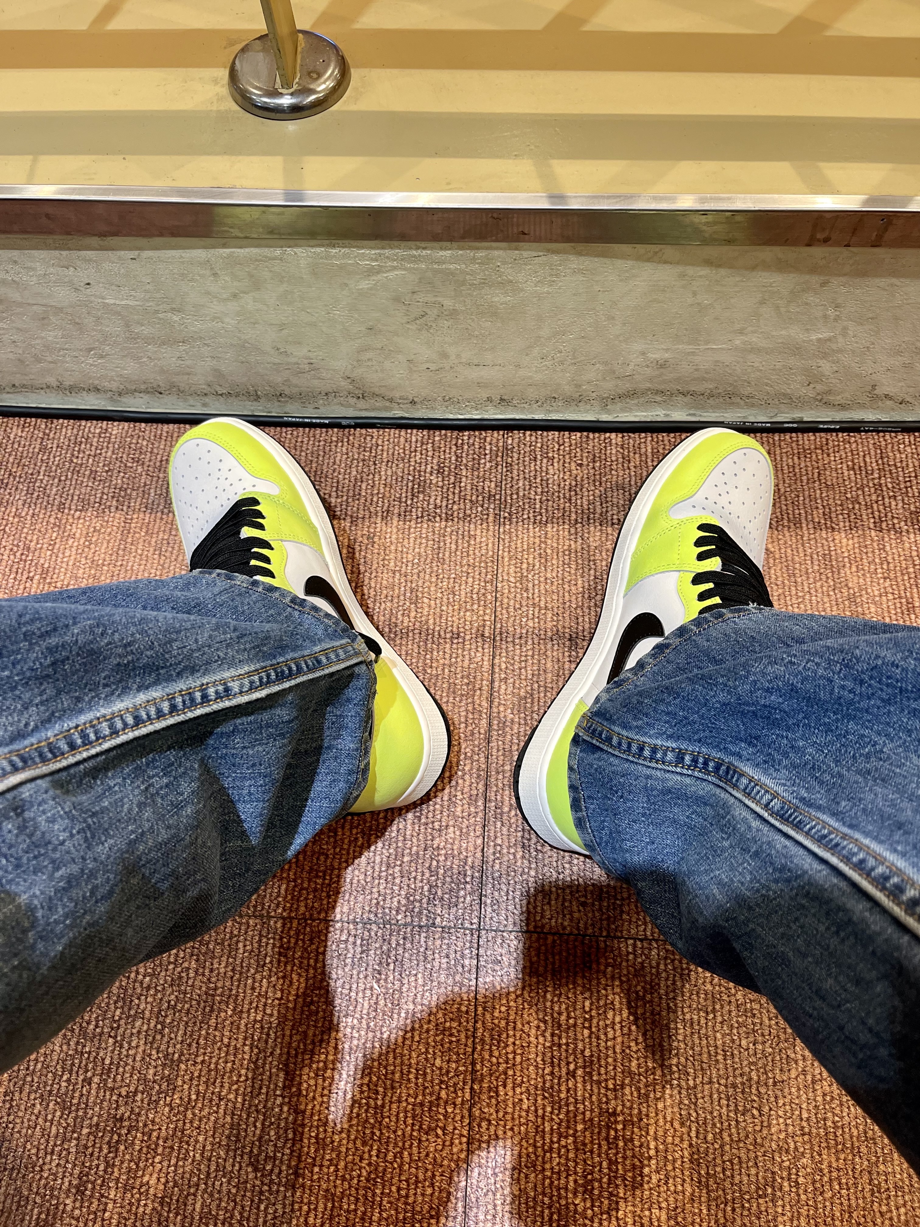 Jordan 1 Retro High OG Volt 착용 스타일 - 1