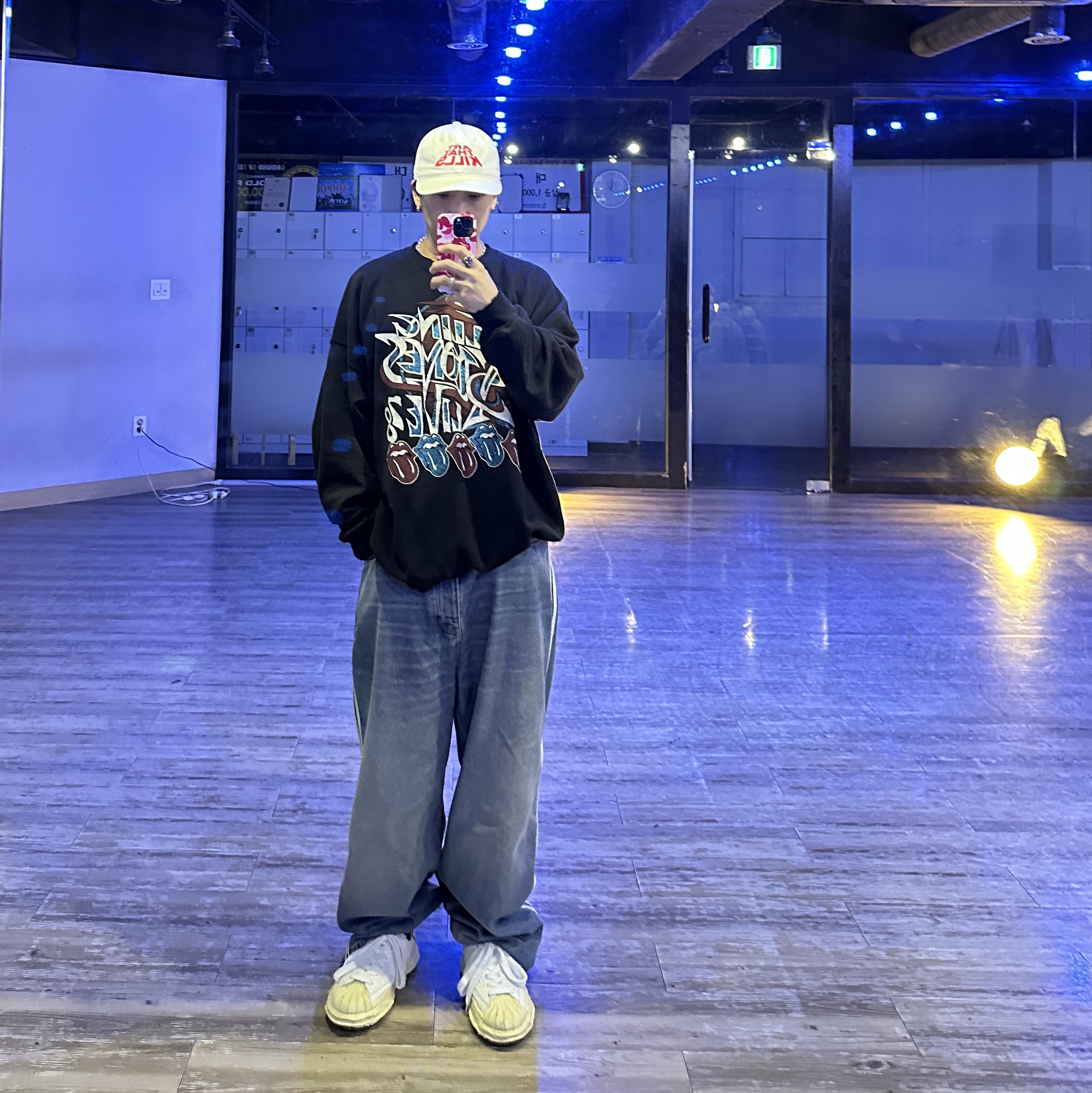 Gallery Dept. ATK Cotton Hat White, Balenciaga x Adidas Large Baggy Trousers Blue 착용 스타일
