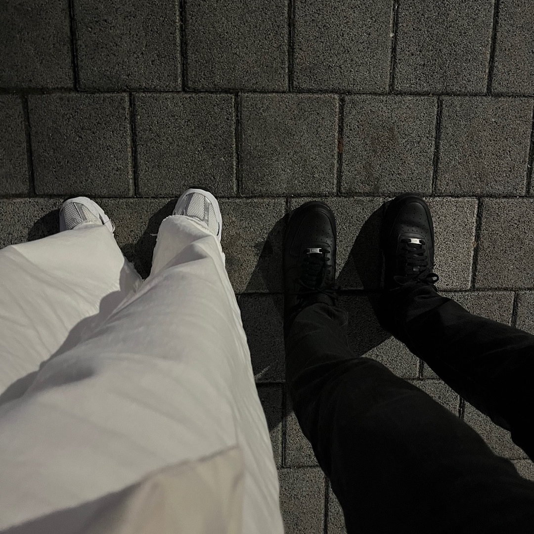 Nike Air Force 1 '07 Low Triple Black, New Balance 530 White 착용 스타일