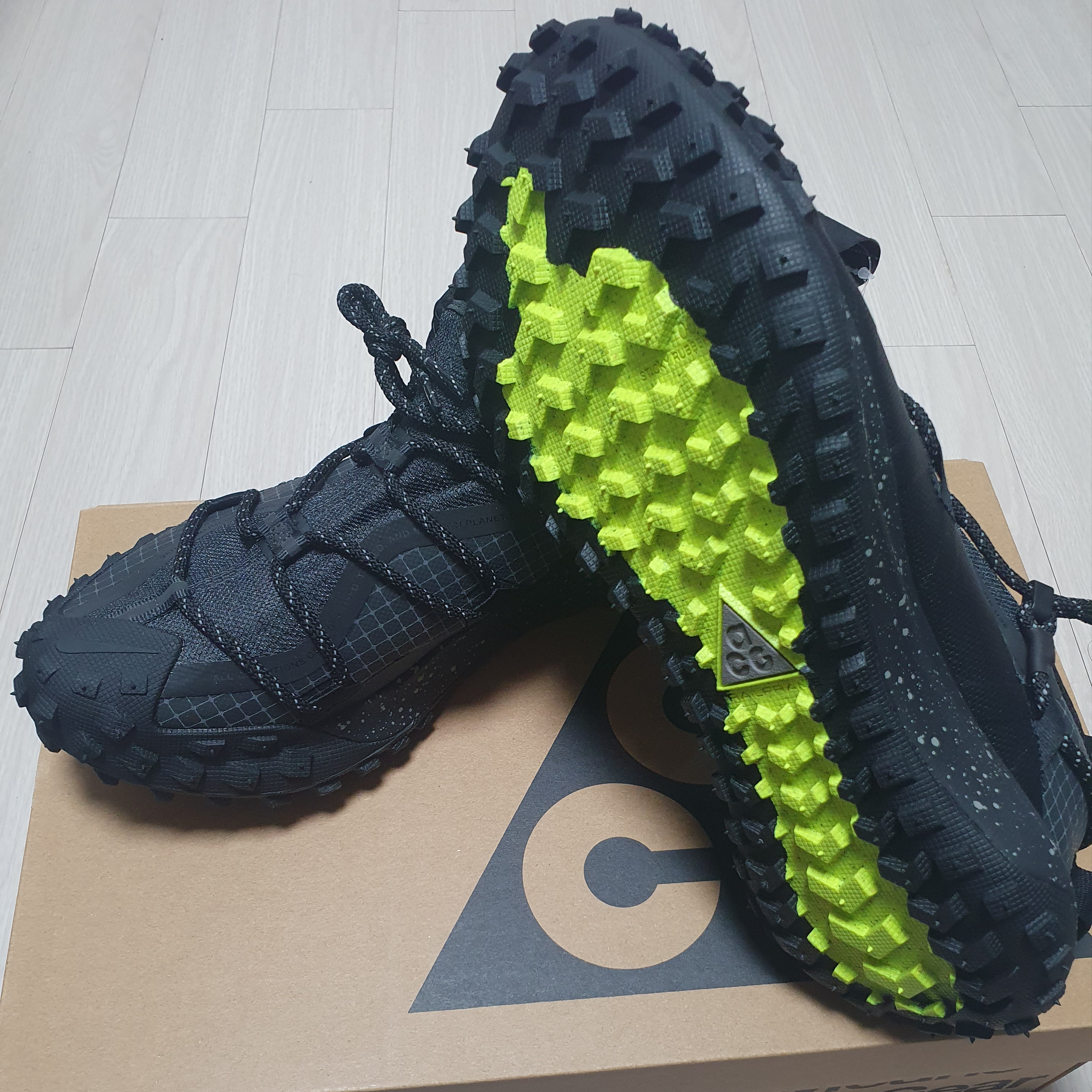Nike ACG Mountain Fly Low Gore-Tex SE Dark Smoke Grey 착용 스타일 - 3