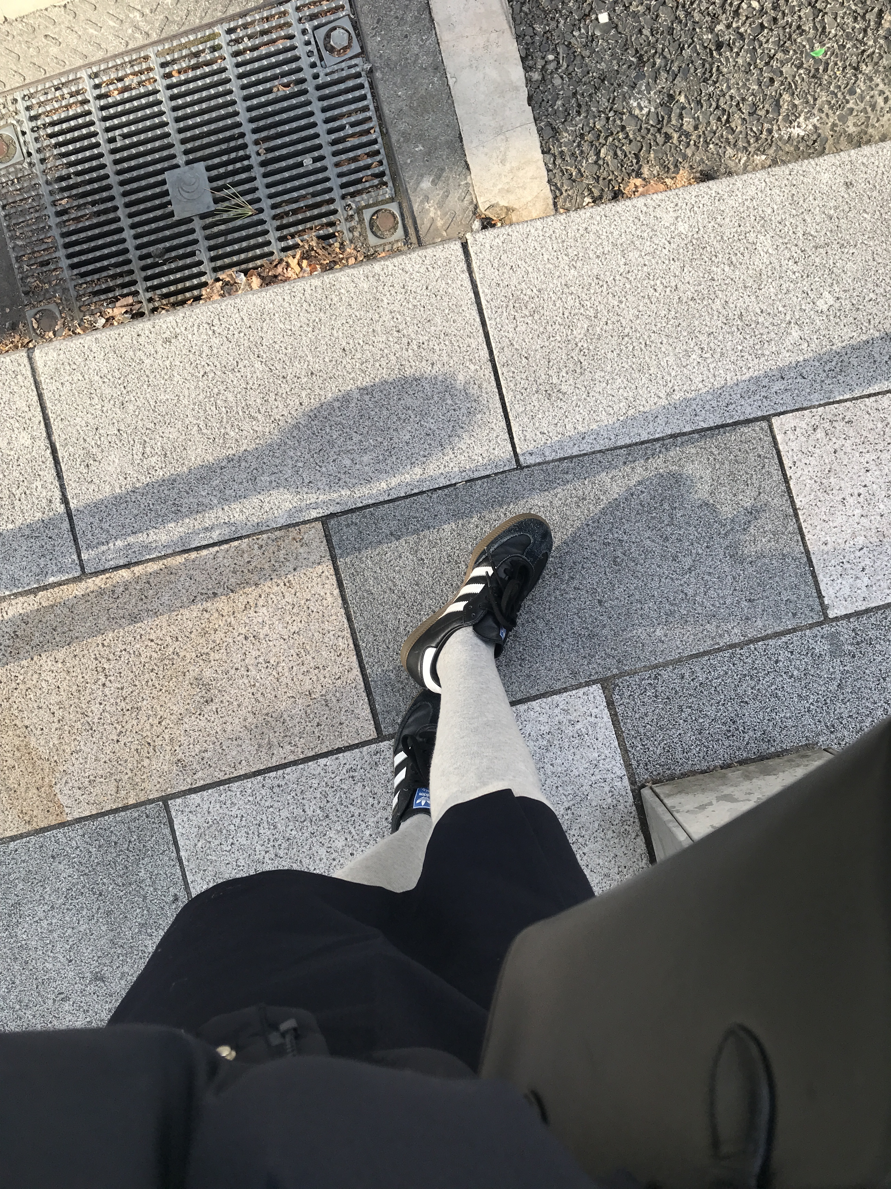 Adidas Samba OG Black White Gum, Nike x Jacquemus Air Humara LX Ale Brown and Gold 착용 스타일 - 1