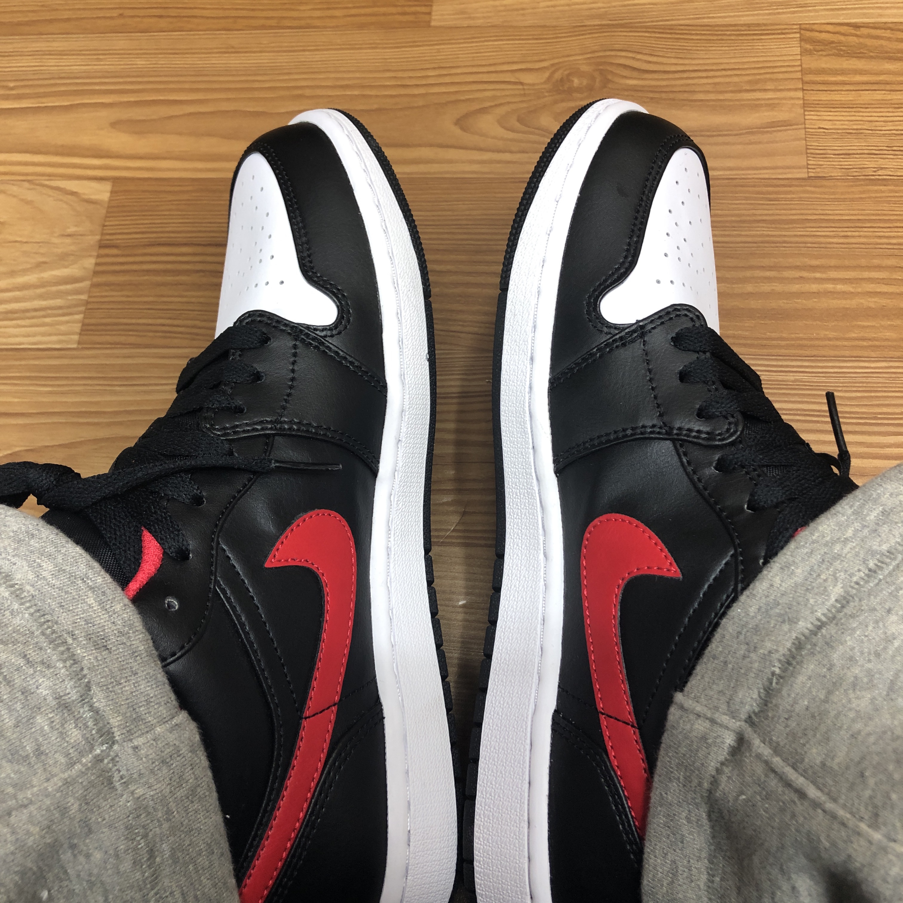 Jordan 1 Low Black Fire Red 착용 스타일 - 4