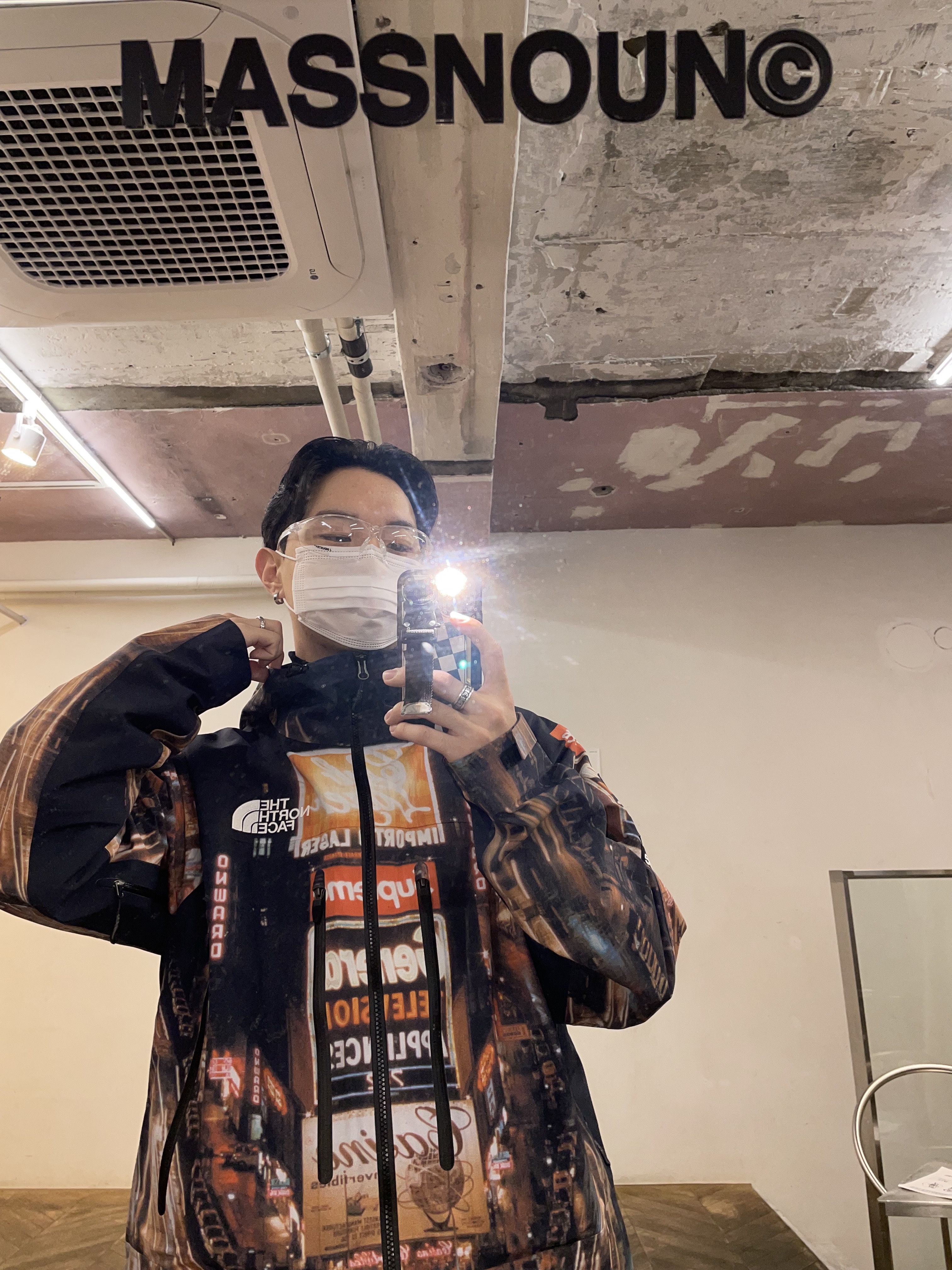 Supreme x The North Face Taped Seam Shell Jacket Times Square - 22FW 착용 스타일 - 5