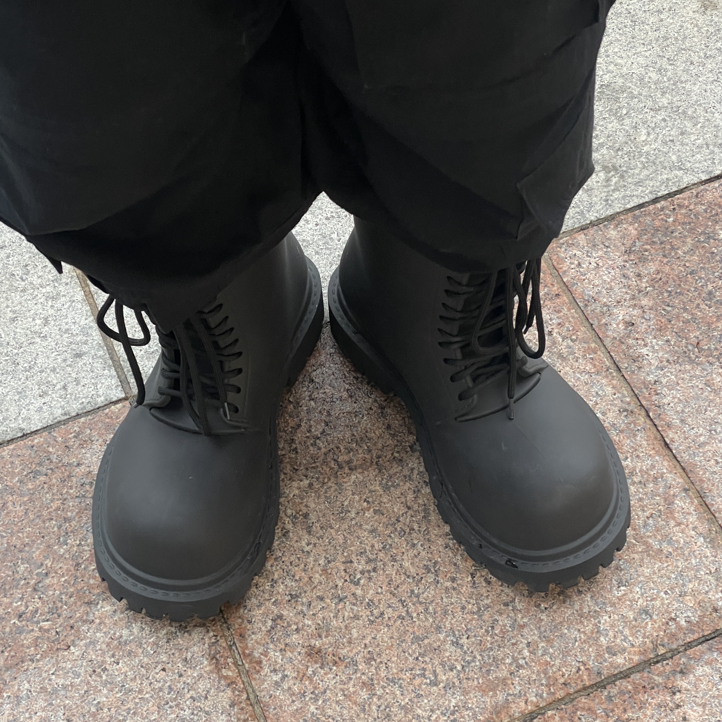 Balenciaga Sporty B Taxi Blouson Black, Balenciaga XL Army Boots Full Eva Black 착용 스타일 - 3