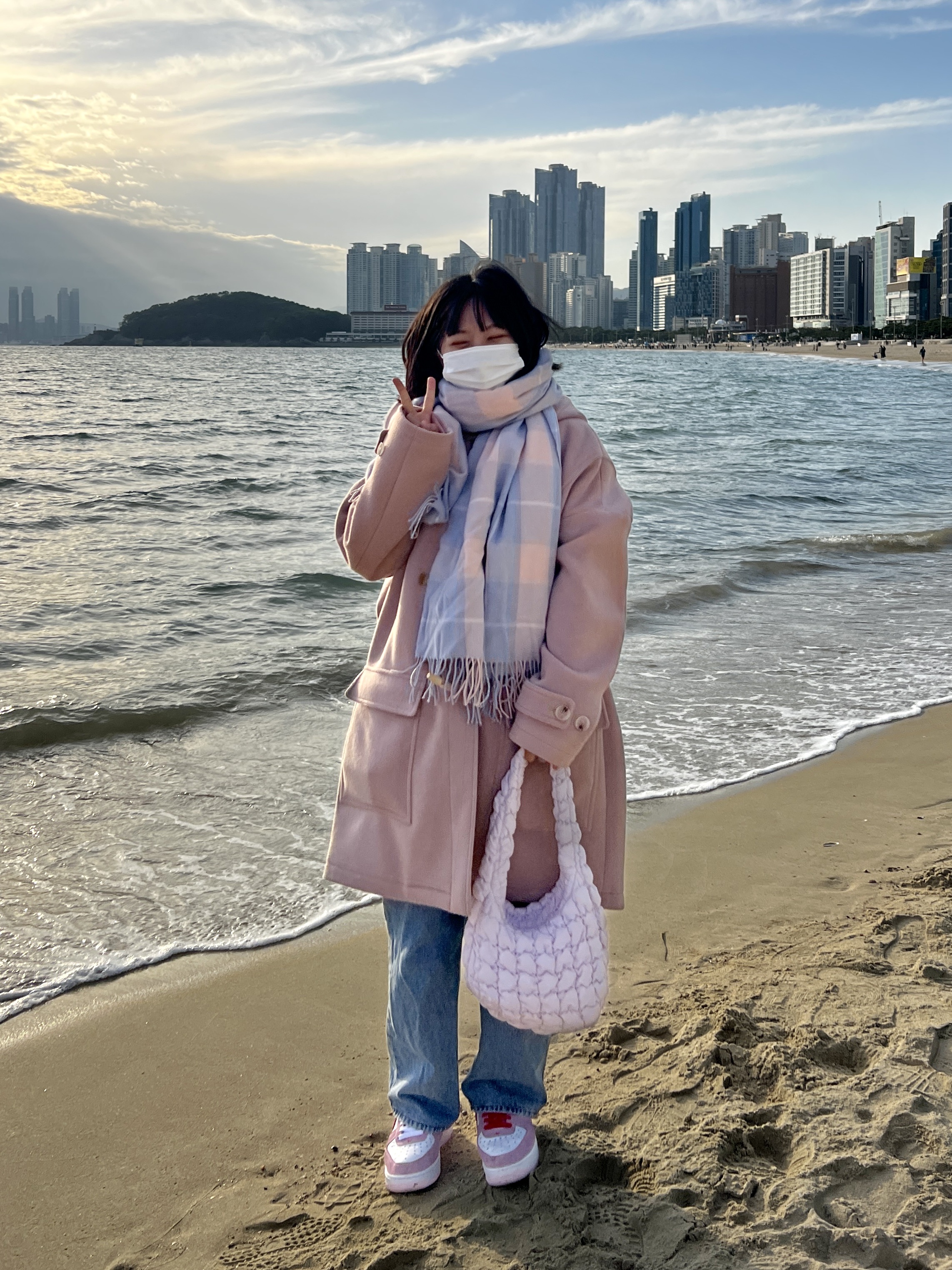 Nike Air Force 1 '07 QS Valentine's Day, COS Quilted Mini Bag Light Pink 착용 스타일 - 2
