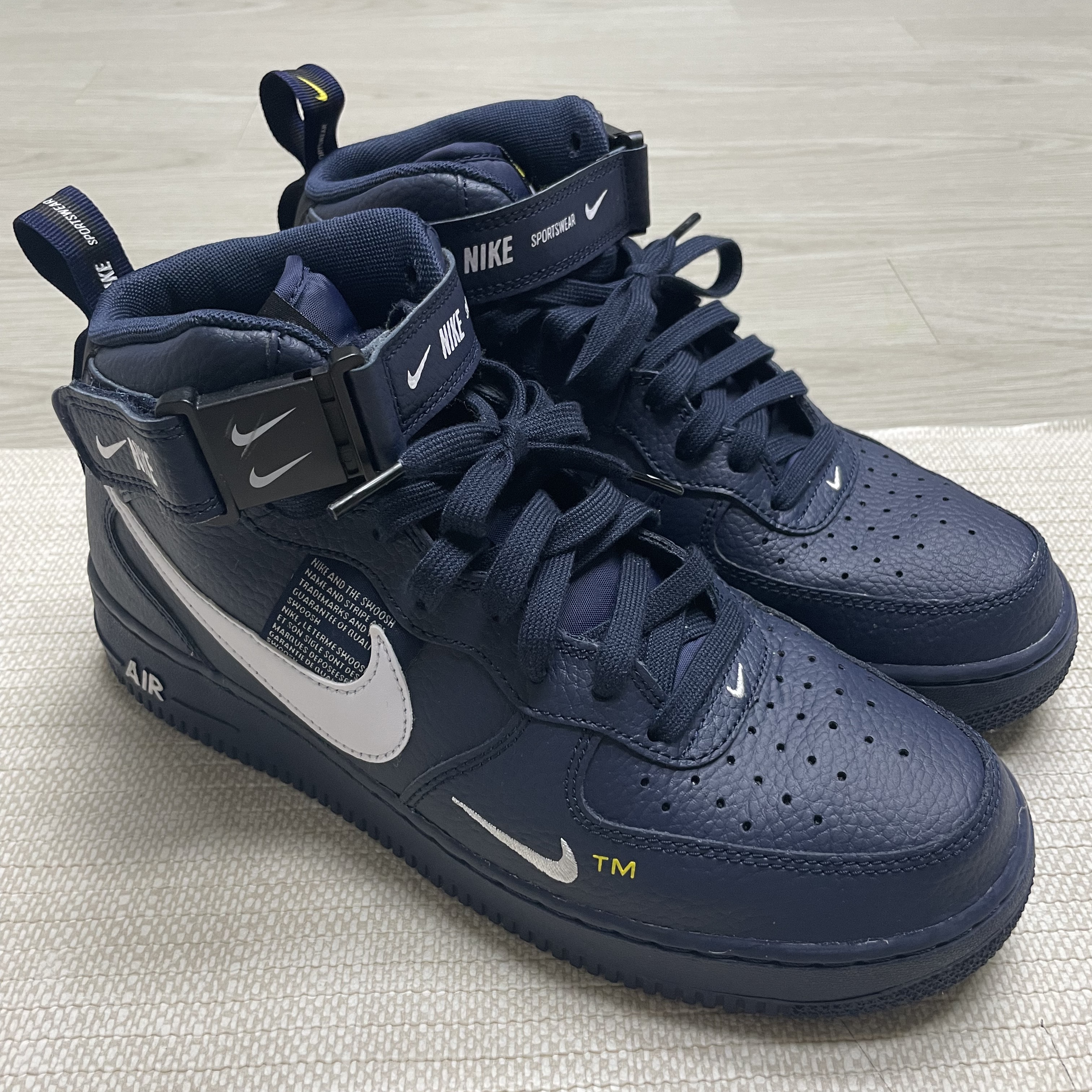 Nike Air Force 1 Mid Utility Obsidian 착용 스타일