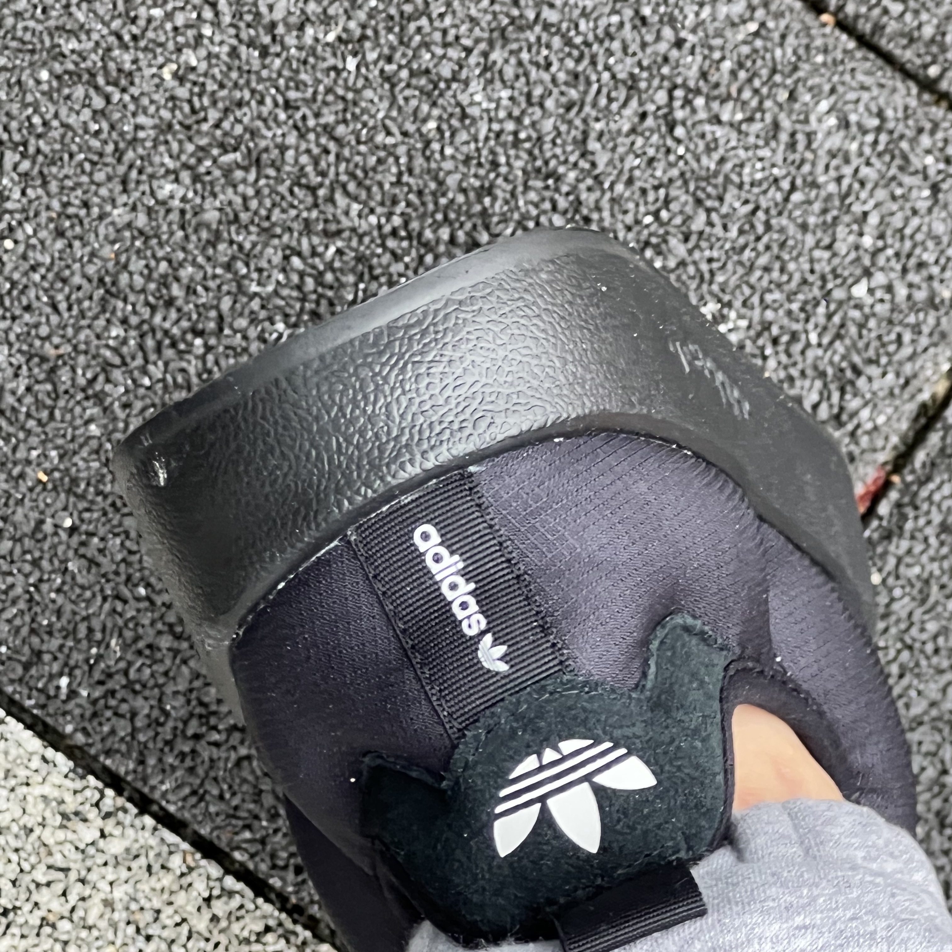 Adidas Puffylette Core Black 착용 스타일 - 2