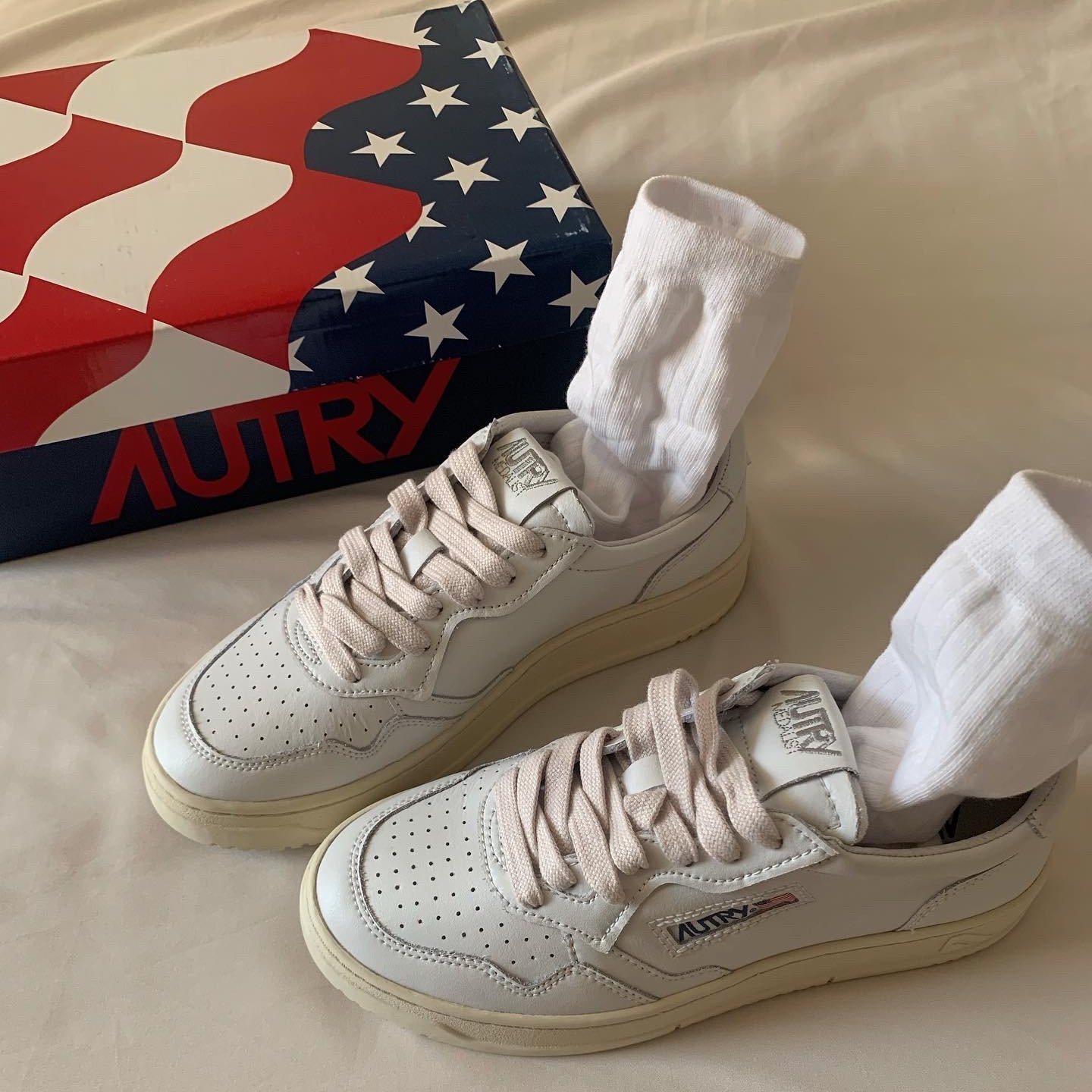 (W) Autry Medalist Low Leather Sneakers White 착용 스타일 - 3