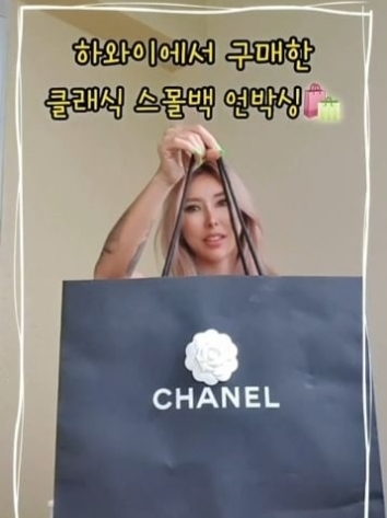 Chanel Medium Classic Handbag Grained Calfskin & Silver Black 착용 스타일 - 1