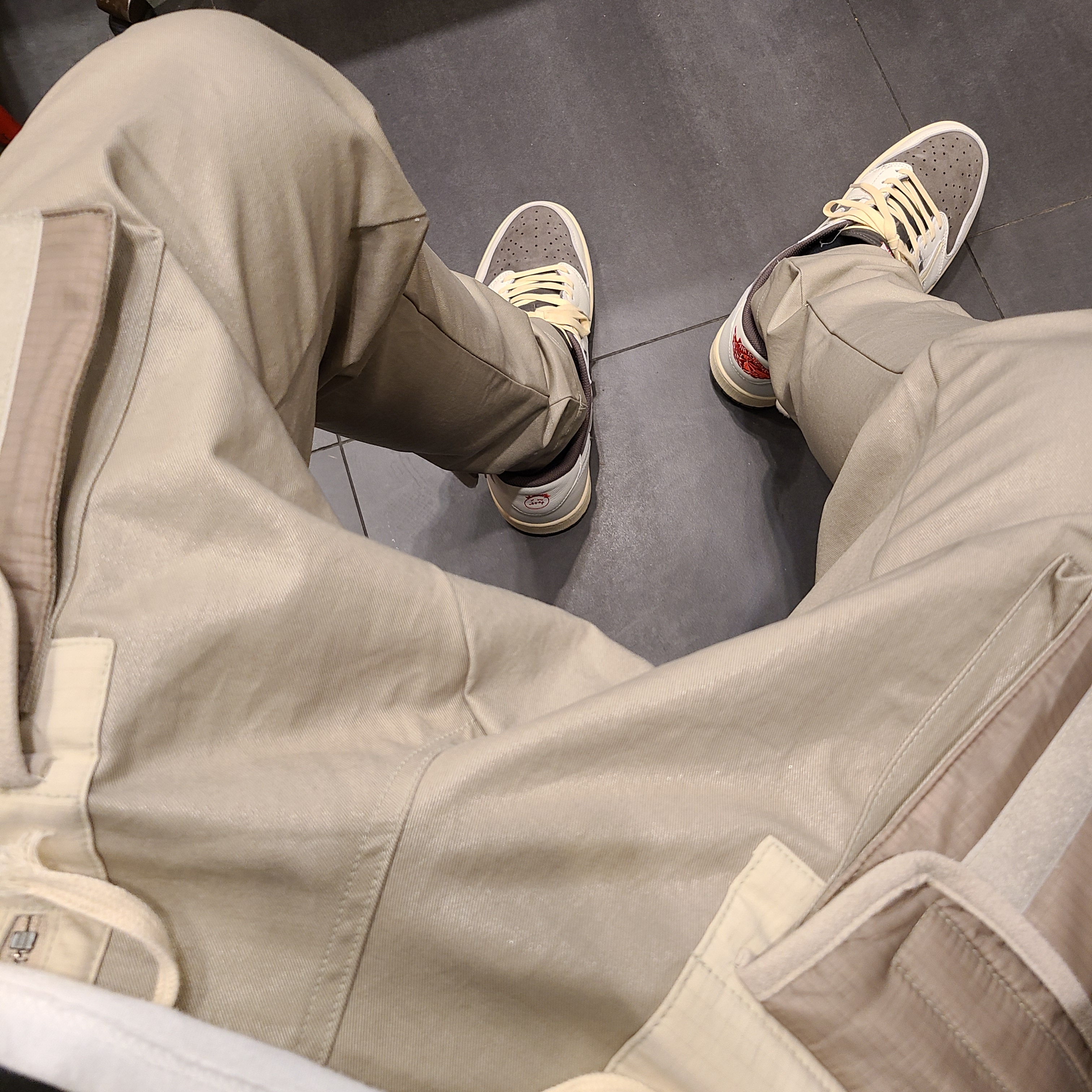 Jordan 1 x Travis Scott Retro Low OG SP Sail and Ridgerock 착용 스타일