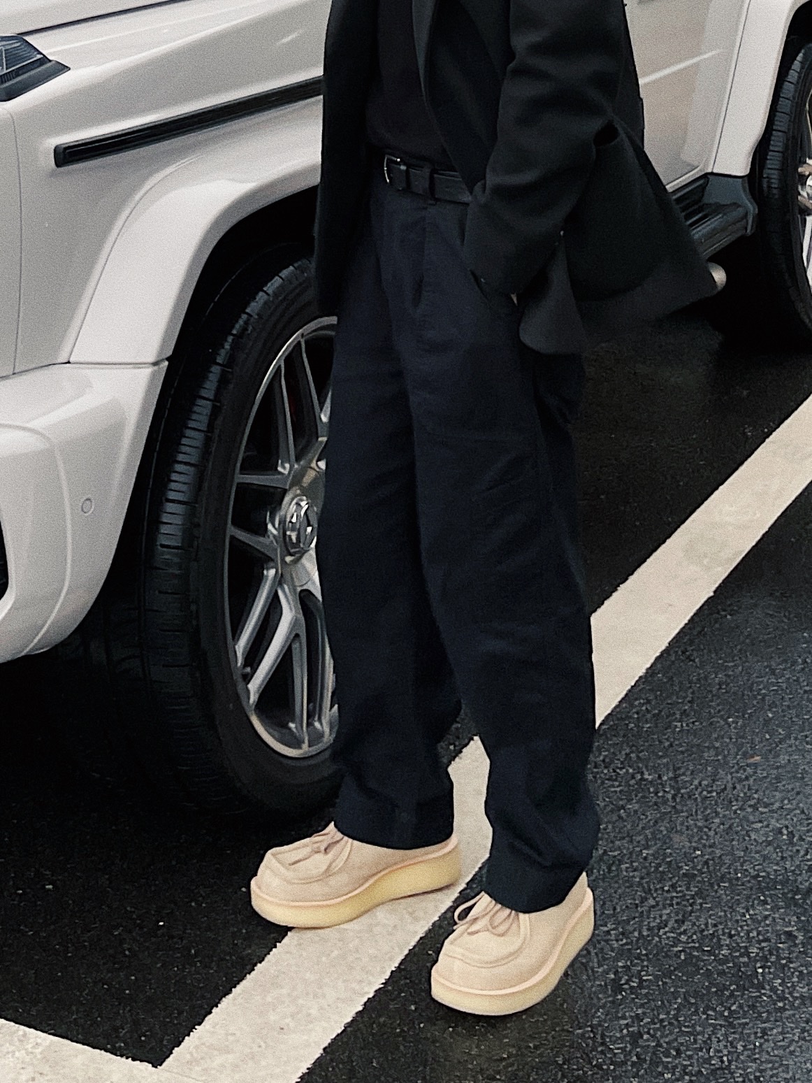 Uniqlo U Wide Fit Baker Pants Black, Our Legacy Belt 2cm Leather Black 착용 스타일 - 4