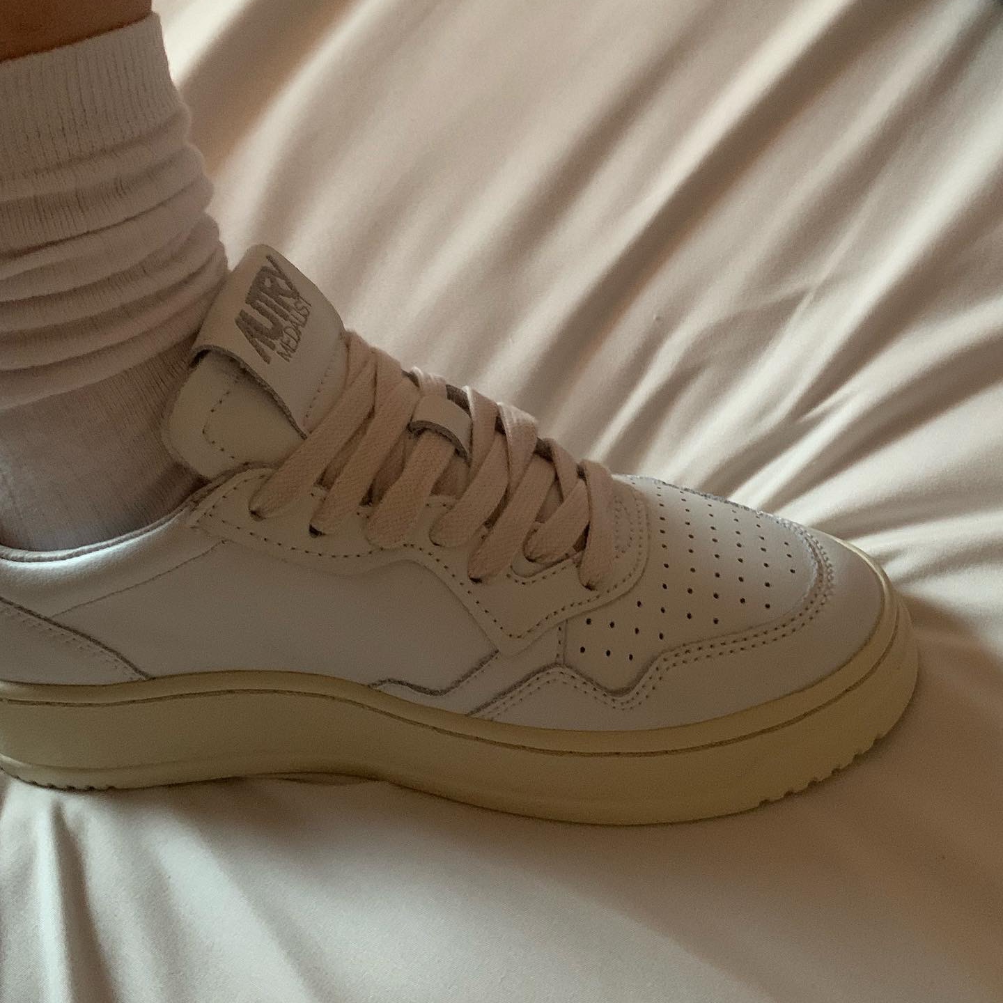 (W) Autry Medalist Low Leather Sneakers White 착용 스타일 - 2