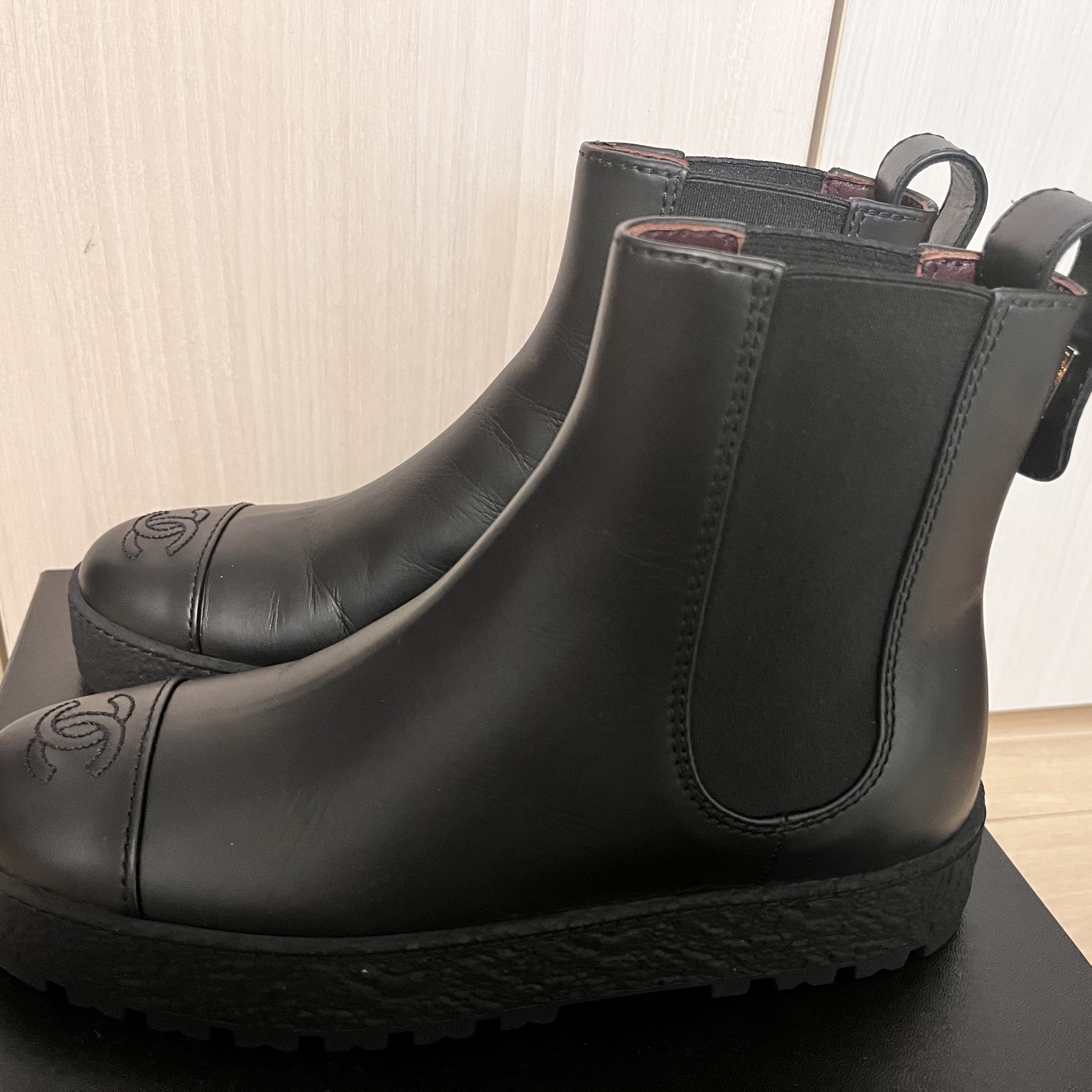 (W) Chanel Ankle Boots Calfskin & Black 착용 스타일 - 1