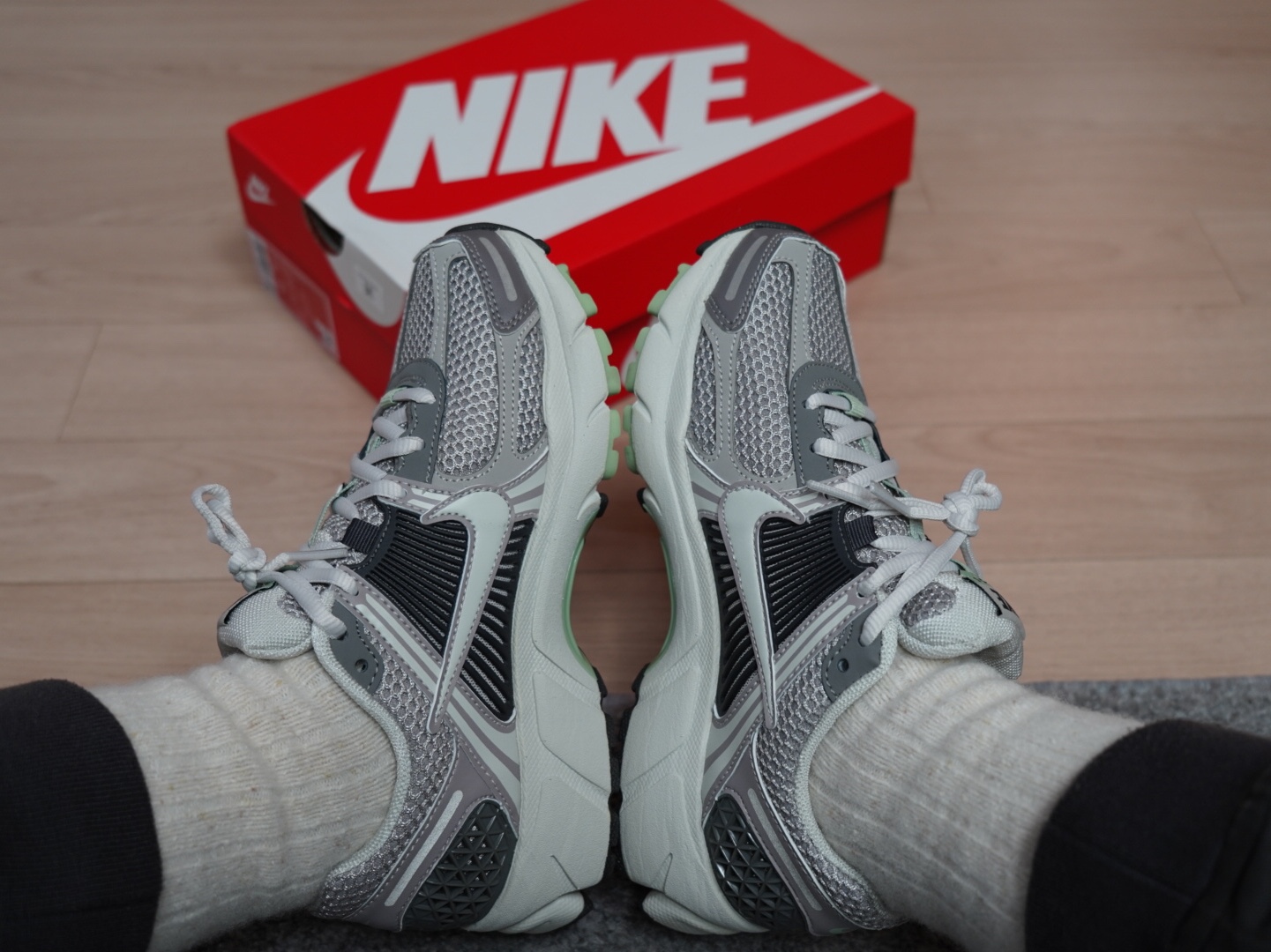 (W) Nike Zoom Vomero 5 Cobblestone and Flat Pewter 착용 스타일