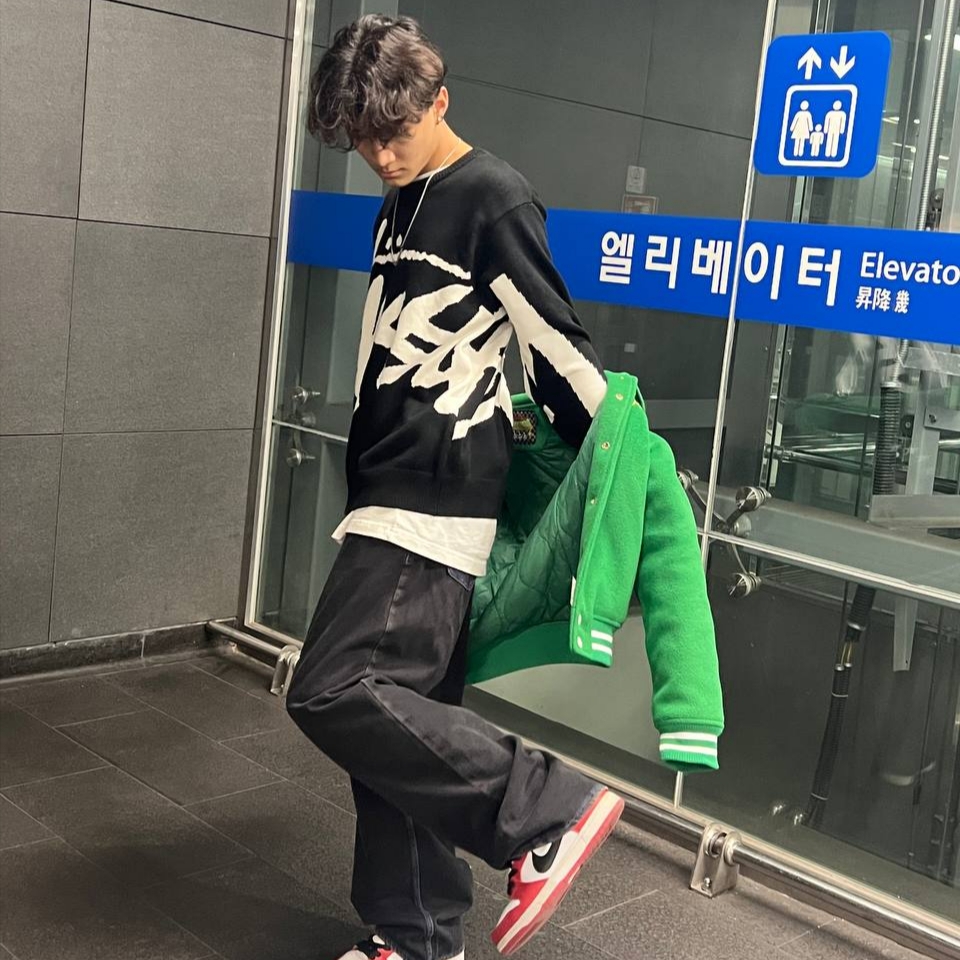 Stussy Stock Sweater Black, Nike SB Dunk Low Pro Chicago 착용 스타일 - 3