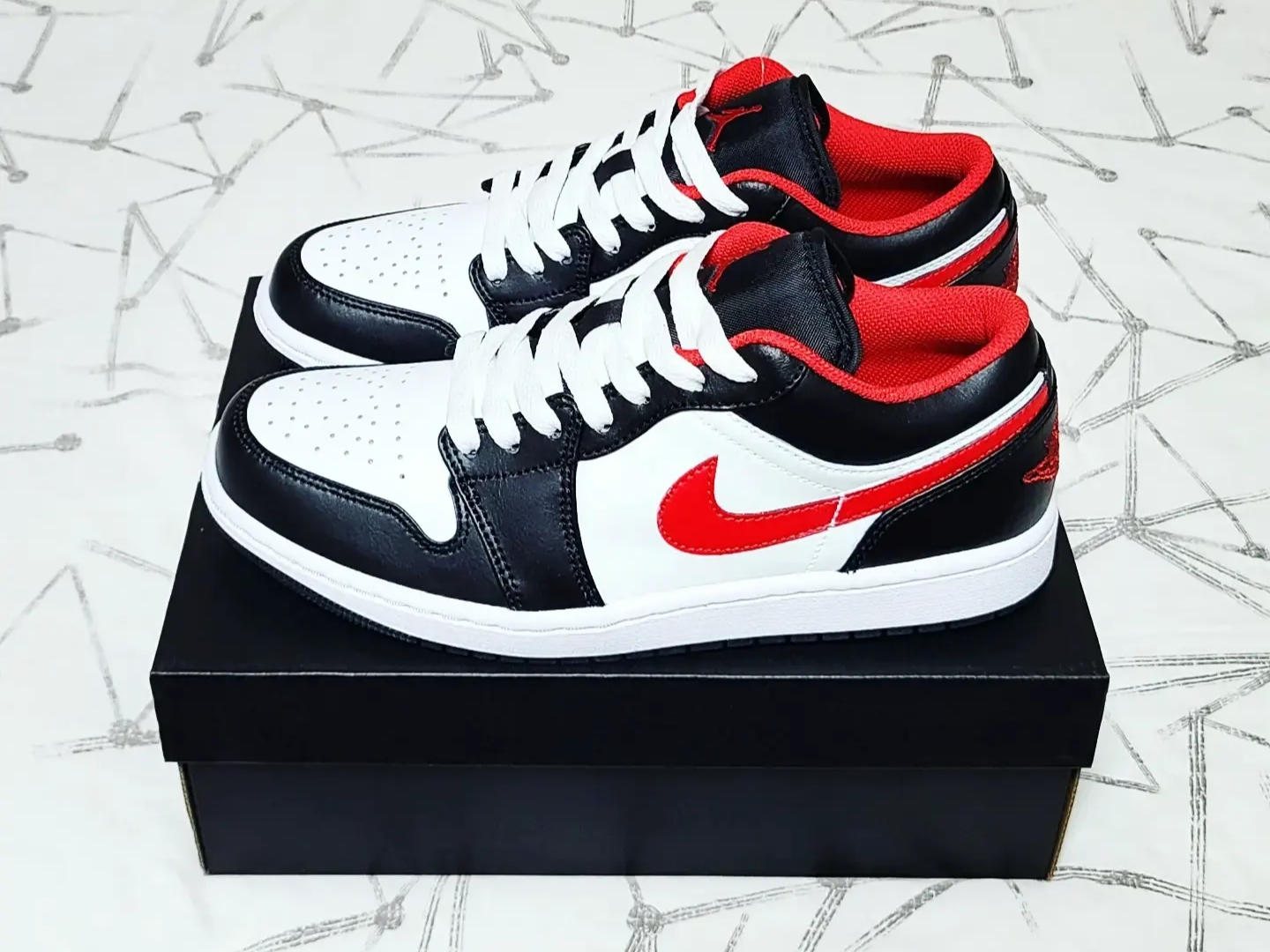 Jordan 1 Low Black Fire Red 착용 스타일 - 2