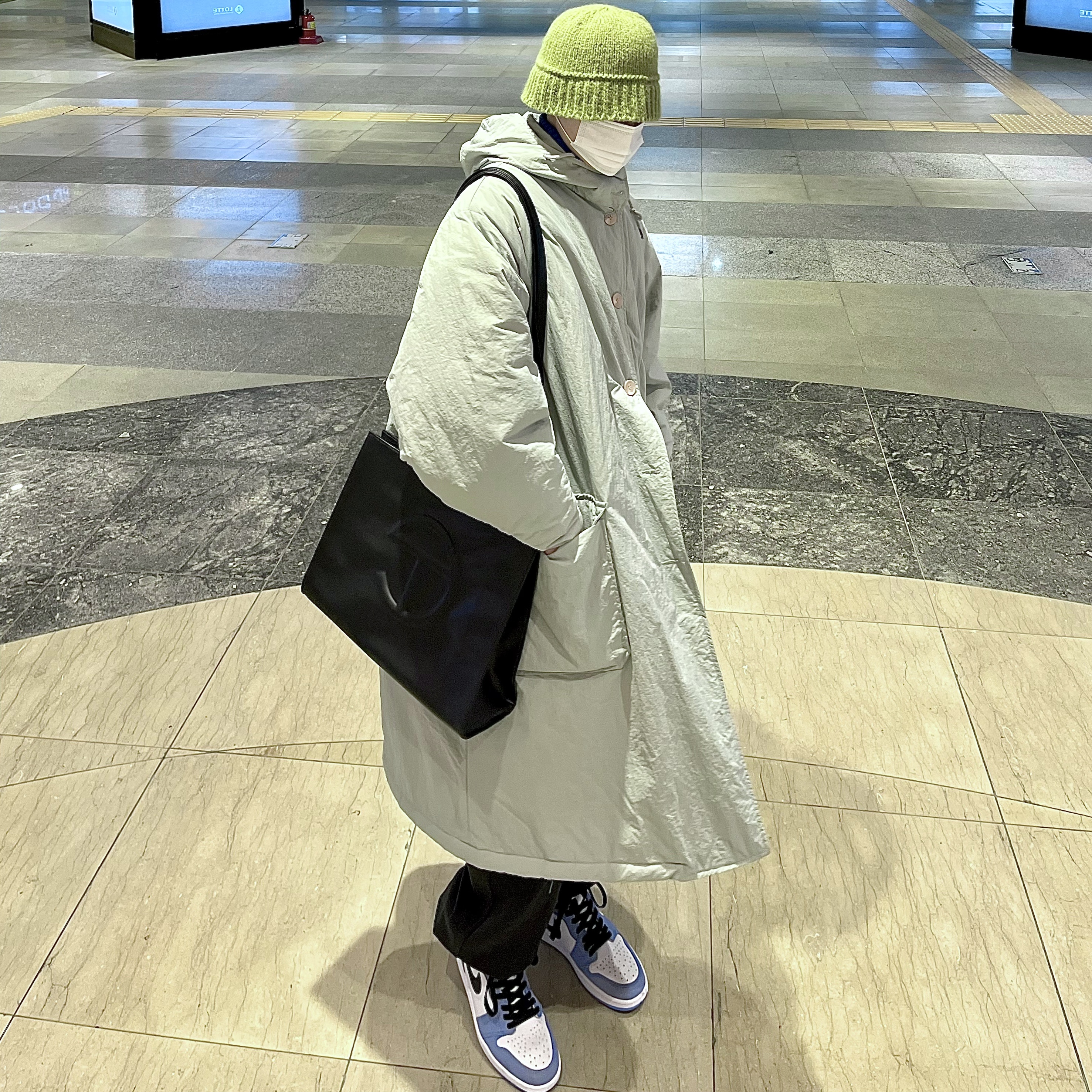 Jordan 1 Retro High OG University Blue, Zara x Ader Error Jogger Pants Dark Anthracite Grey 착용 스타일 - 2