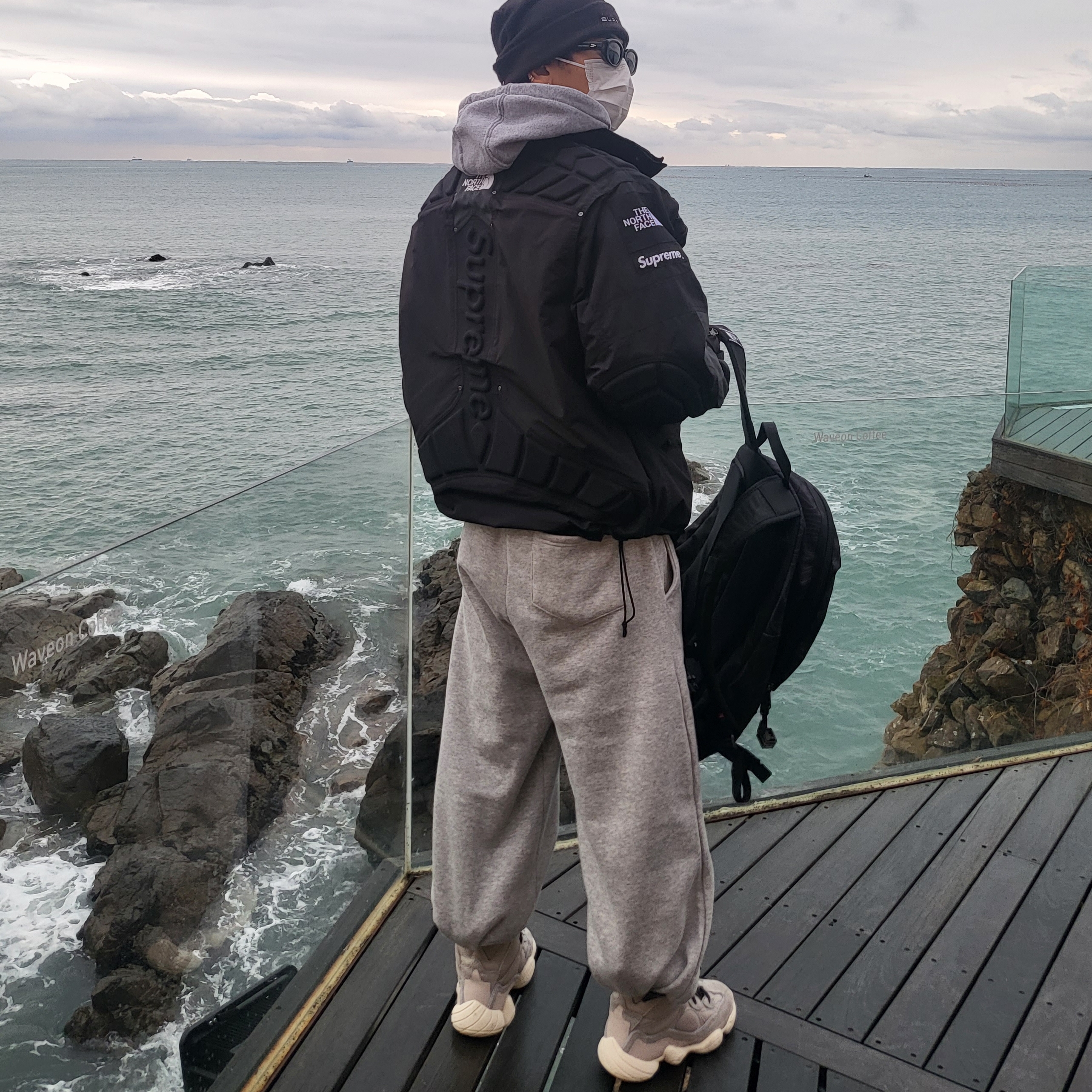 Supreme x The North Face Steep Tech Apogee Jacket Black - 22FW, Supreme x The North Face Steep Tech Backpack Black Dragon - 22FW 착용 스타일