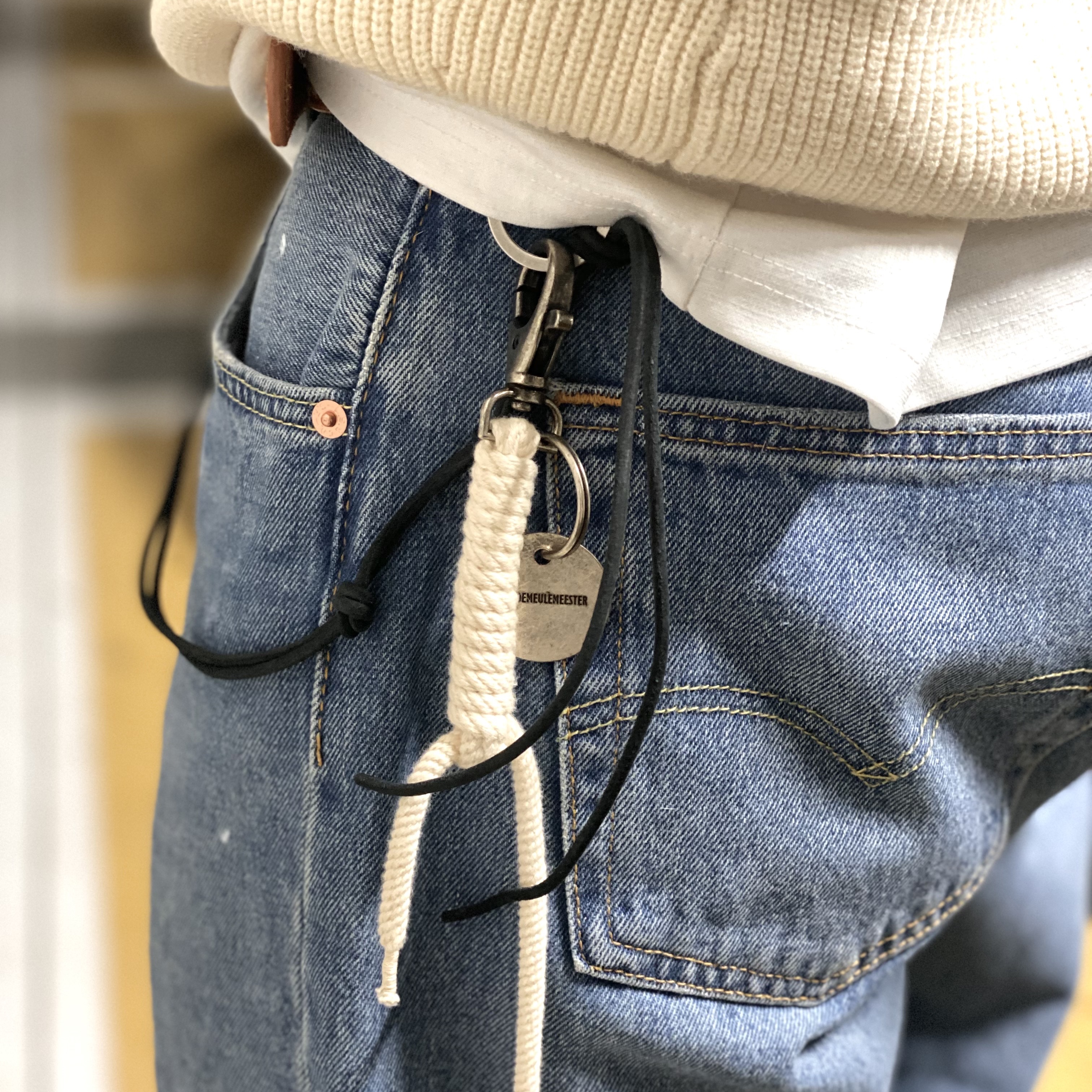 Our Legacy Ladon Leather Keychain Black 착용 스타일 - 1