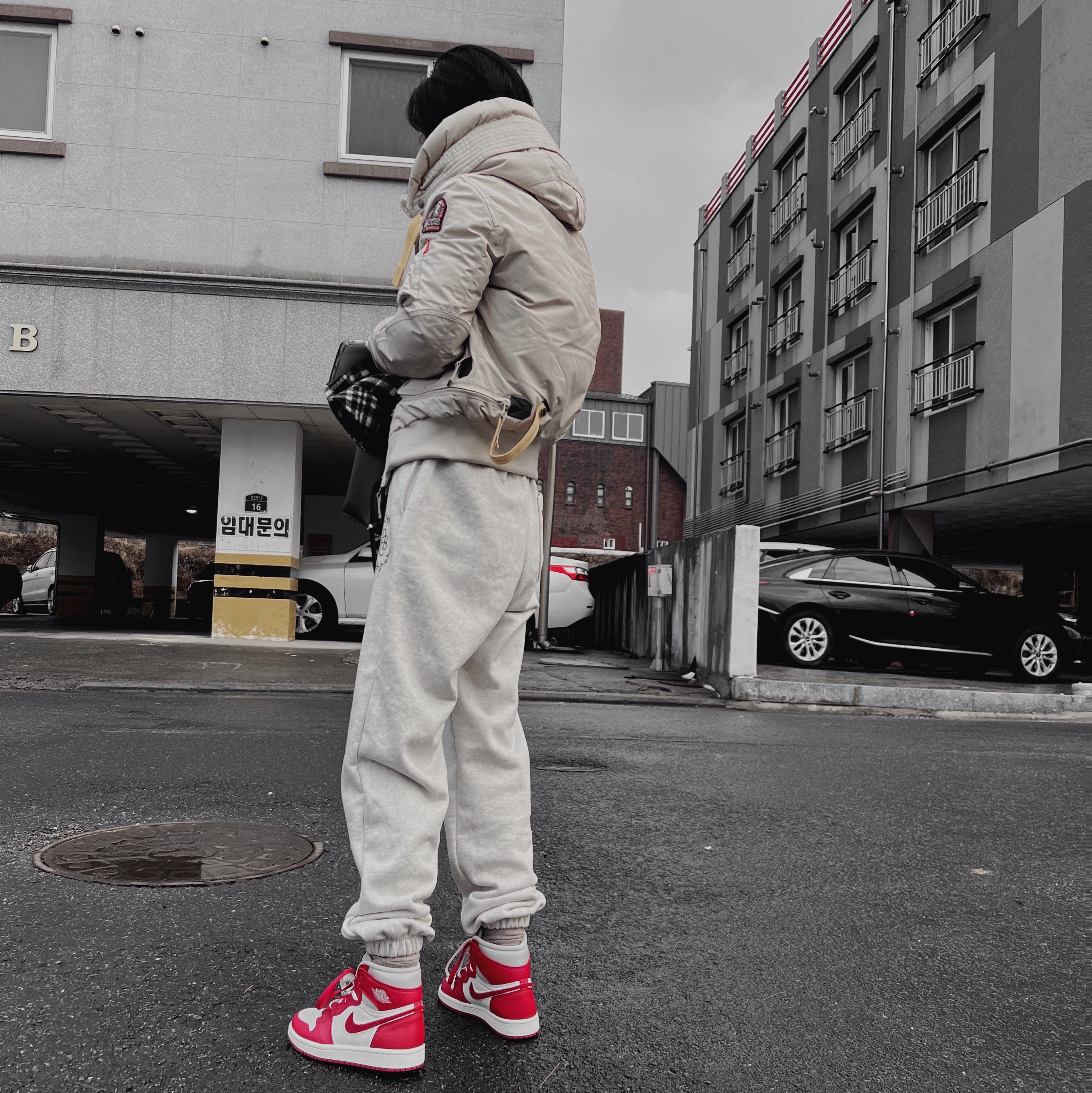 (W) Jordan 1 Retro High OG Varsity Red, Parajumpers Gobi Masterpiece Jacket Paloma - 22FW 착용 스타일