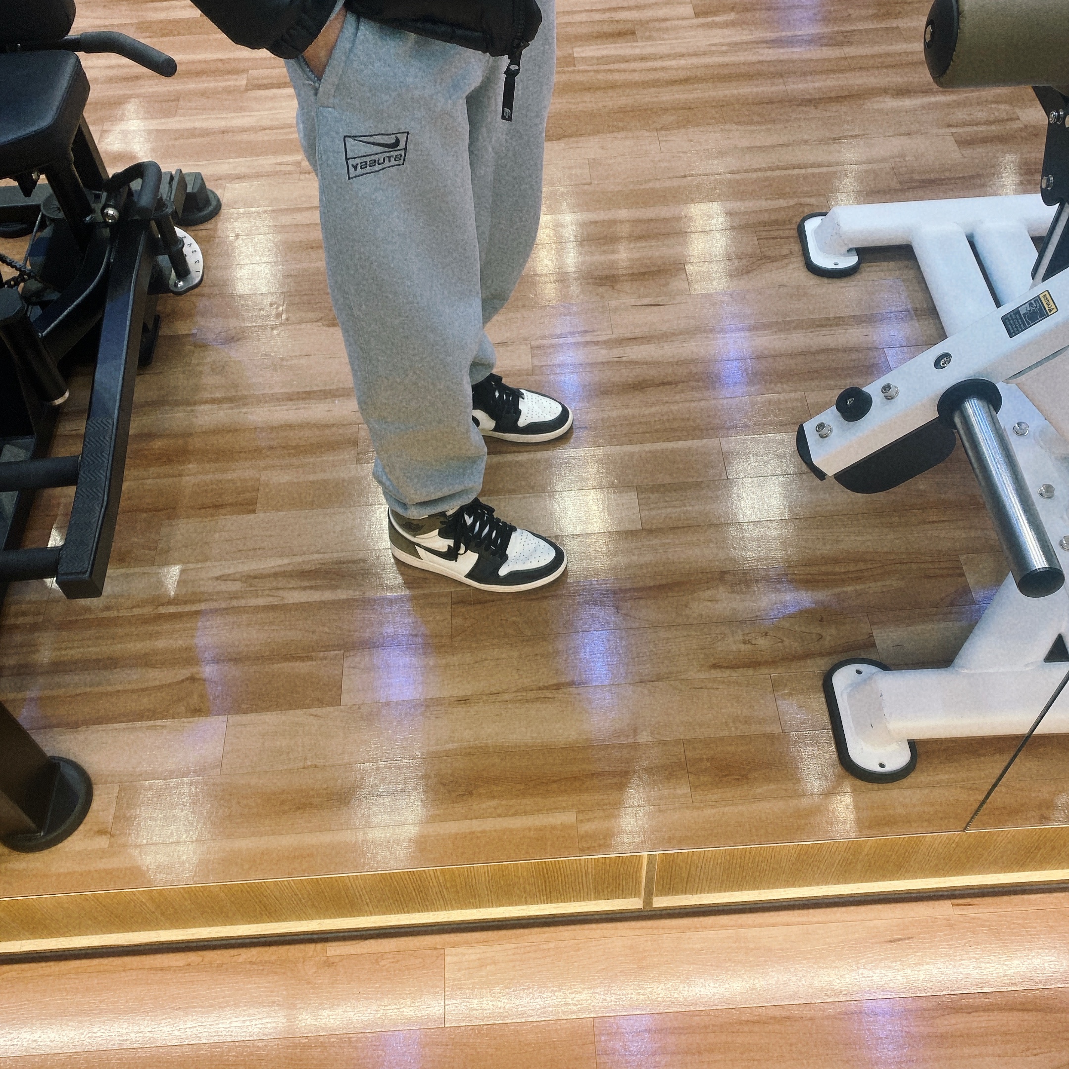 Nike x Stussy NRG RA Pullover Hoodie Dark Grey Heather (DJ9488-063), Nike x Stussy NRG RA Fleece Pants Dark Grey Heather (DJ9490-063) 착용 스타일 - 2