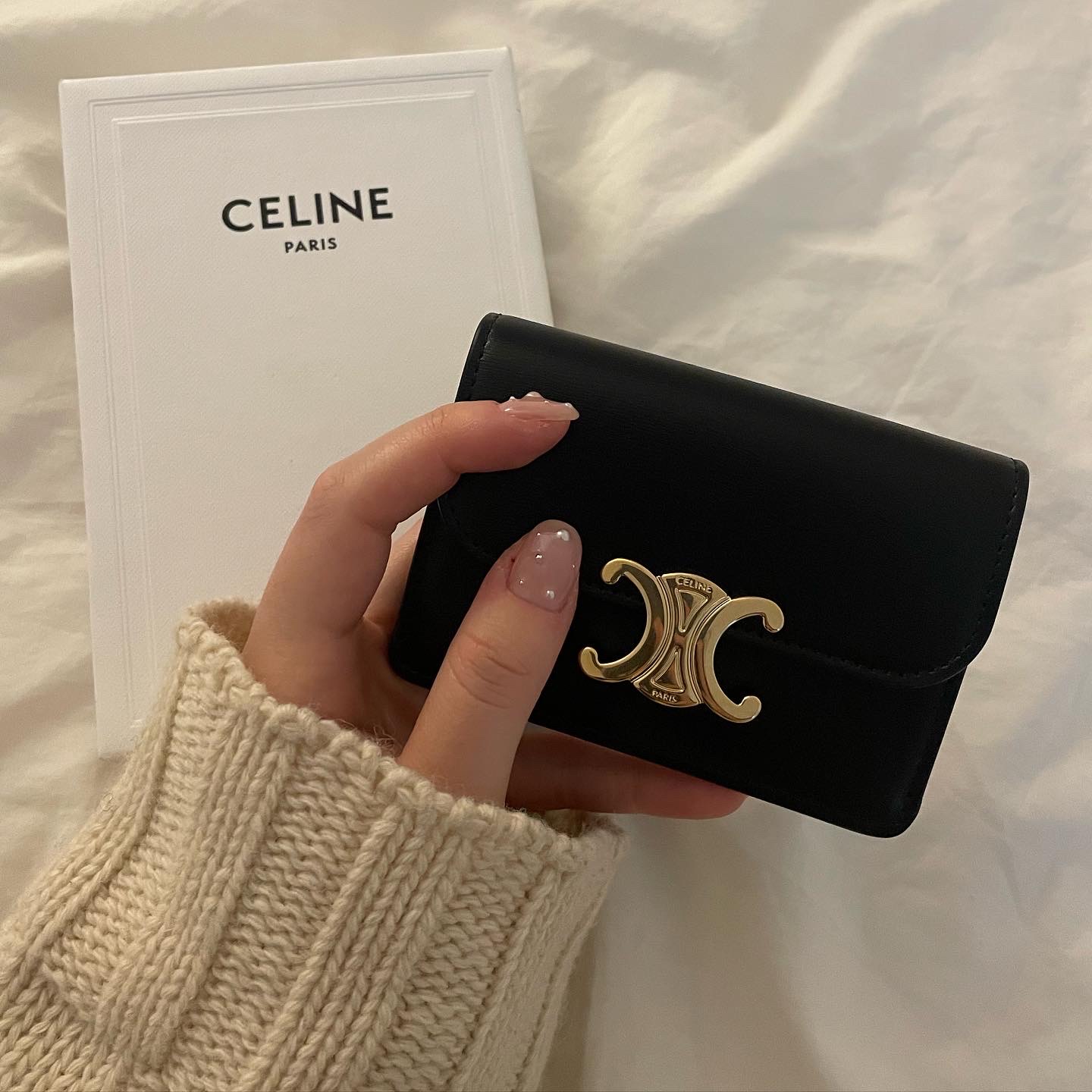 Celine Card Holder with Flap in Shiny Calfskin Black 착용 스타일 - 1