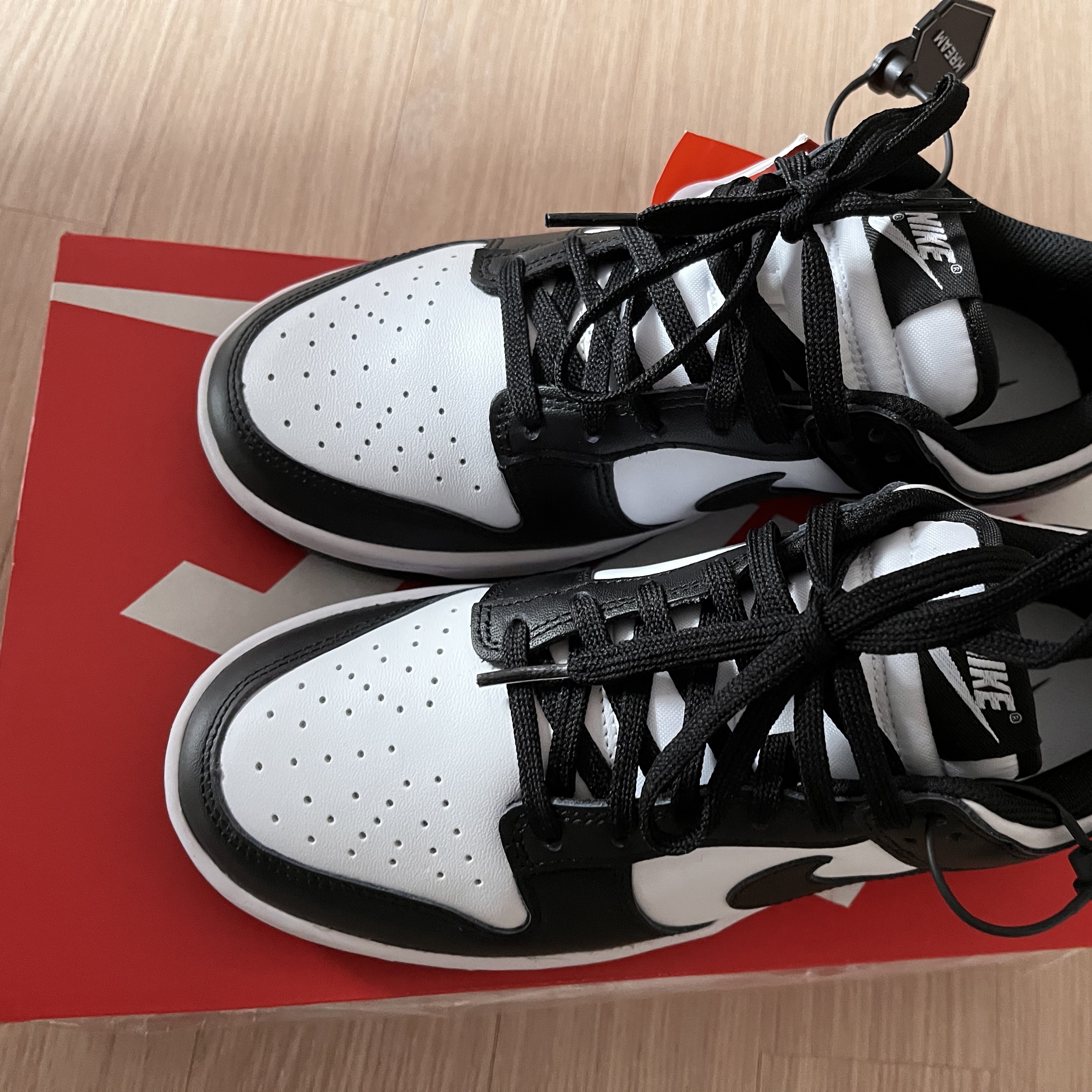 (W) Nike Dunk Low Black 착용 스타일 - 1