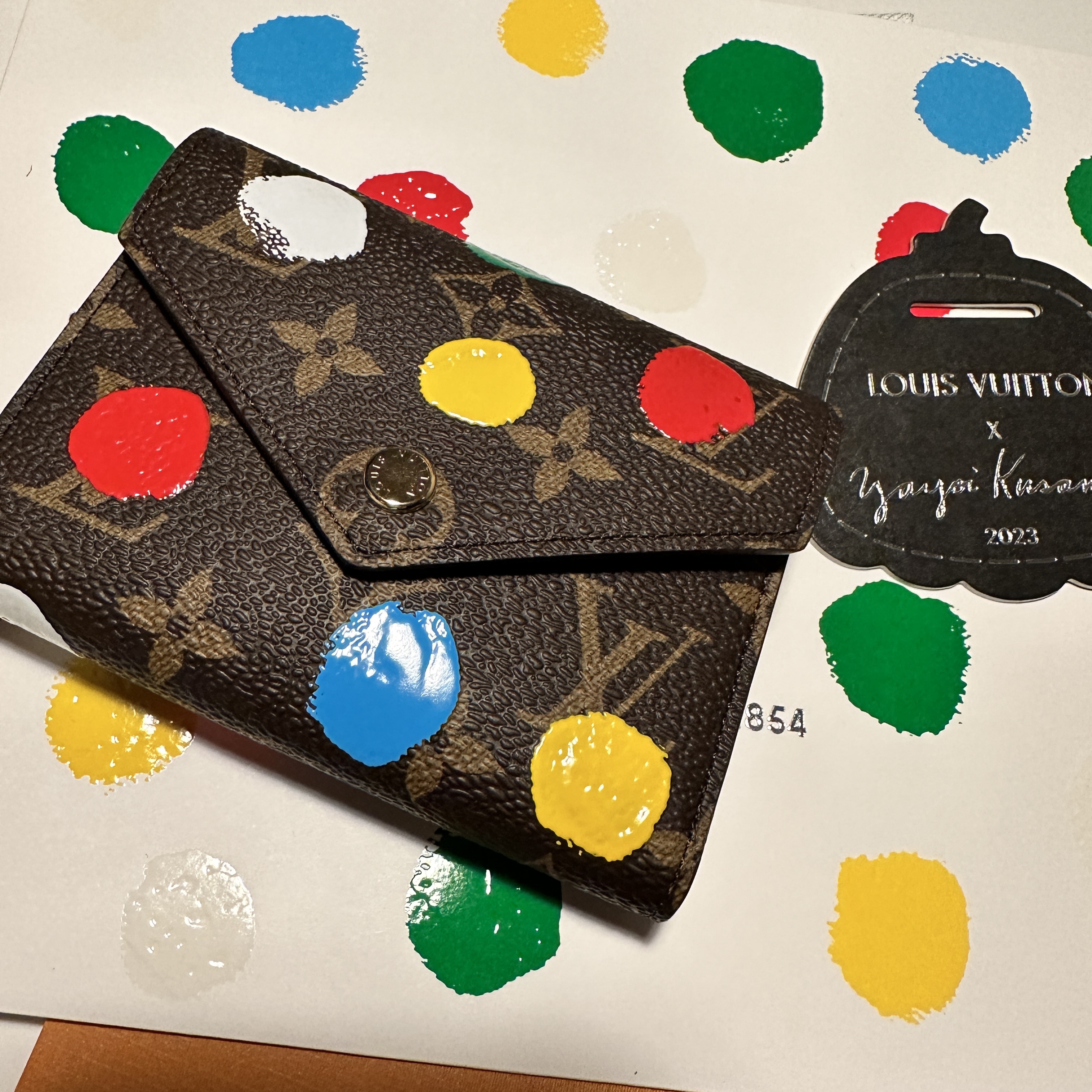 Louis Vuitton x YK Victorine Wallet Dots Print Monogram 착용 스타일