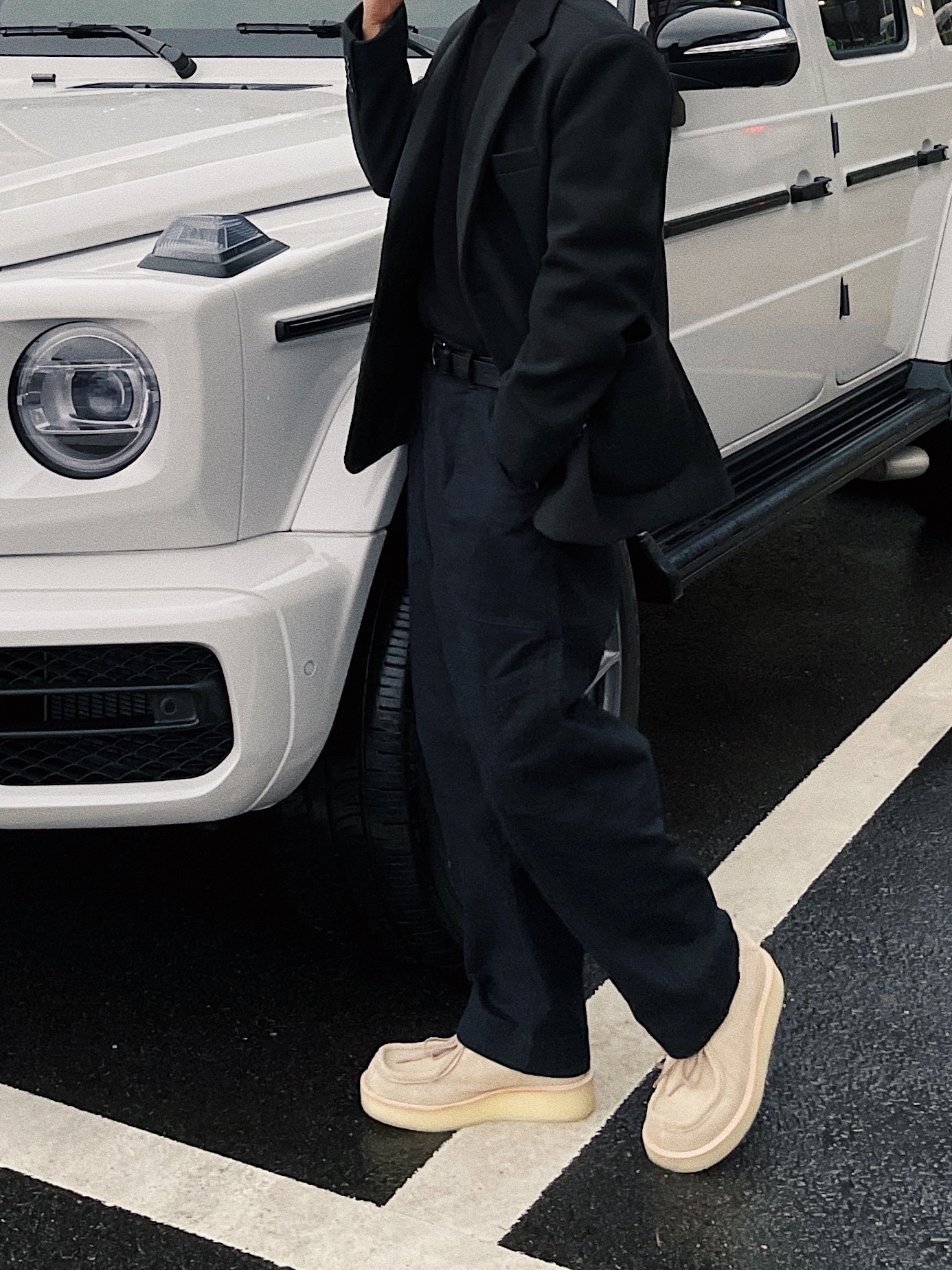 Uniqlo U Wide Fit Baker Pants Black, Our Legacy Belt 2cm Leather Black 착용 스타일 - 3