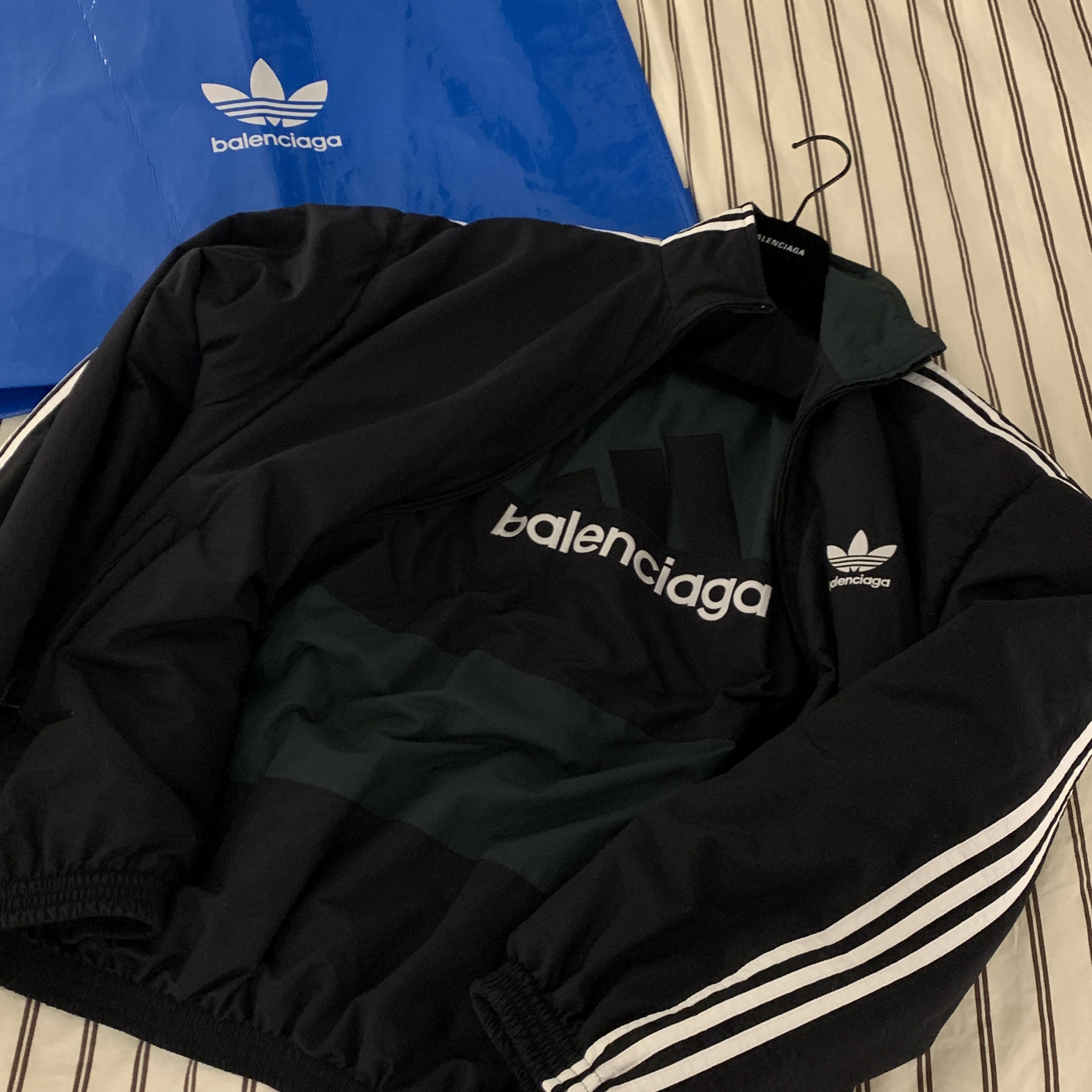 Balenciaga x Adidas Reversible Padded Jacket Green, Nike x Stussy NRG RA Fleece Pants Dark Grey Heather (DJ9491-063) 착용 스타일 - 3