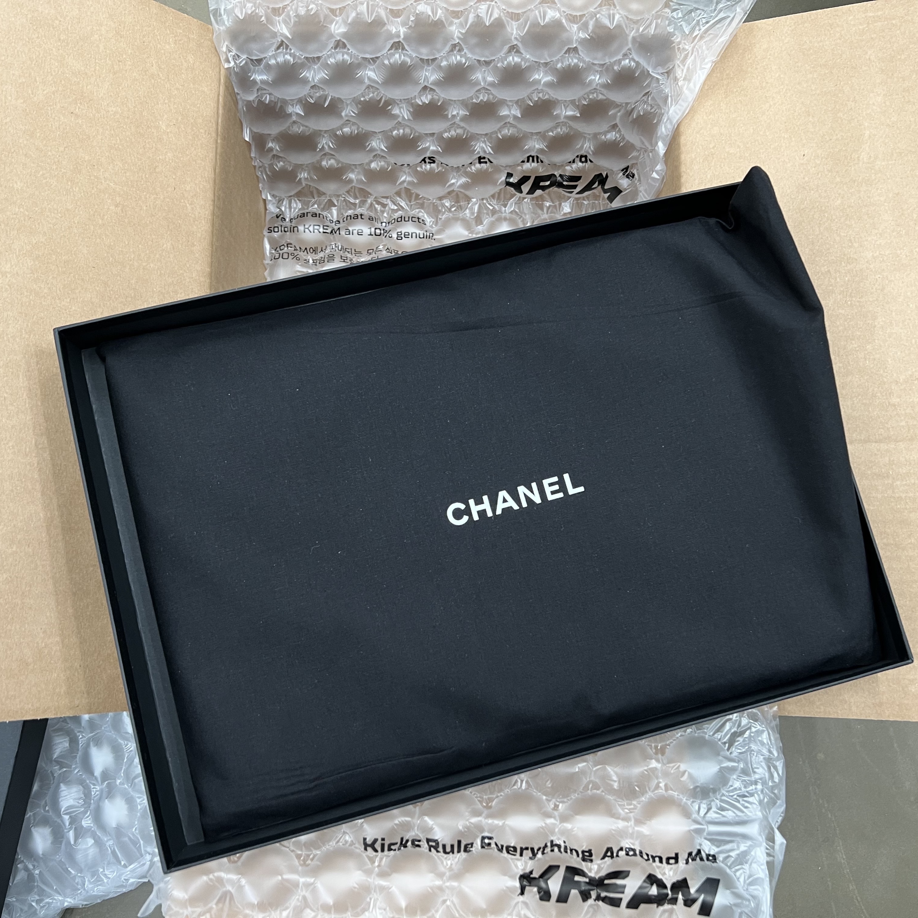 Chanel Large Classic Pouch Grained Calfskin & Silver Black 착용 스타일 - 1