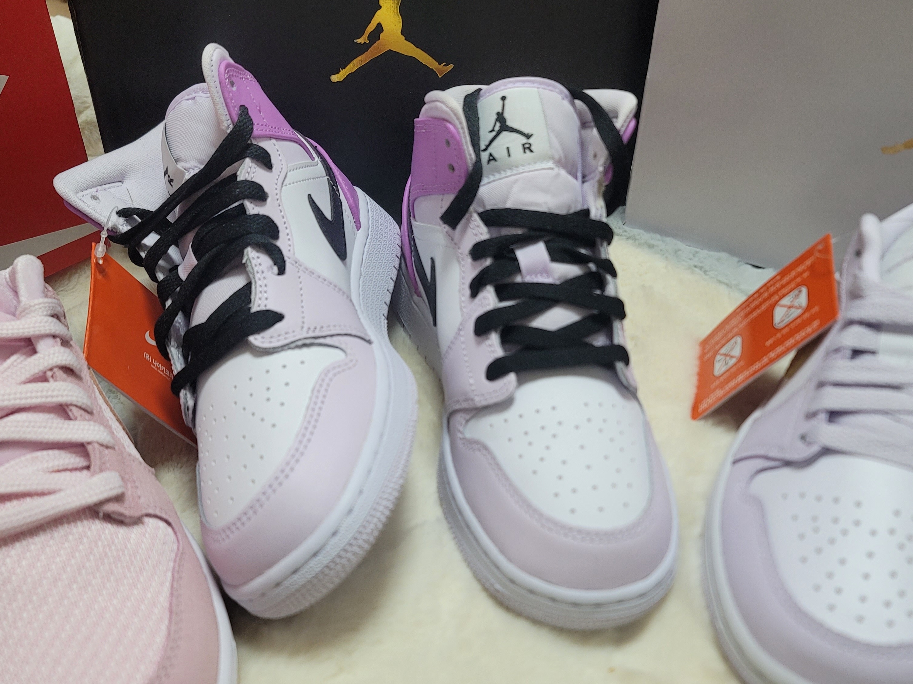 (GS) Jordan 1 Mid Barely Grape White, (W) Nike Dunk Low SE Light Soft Pink 착용 스타일 - 2