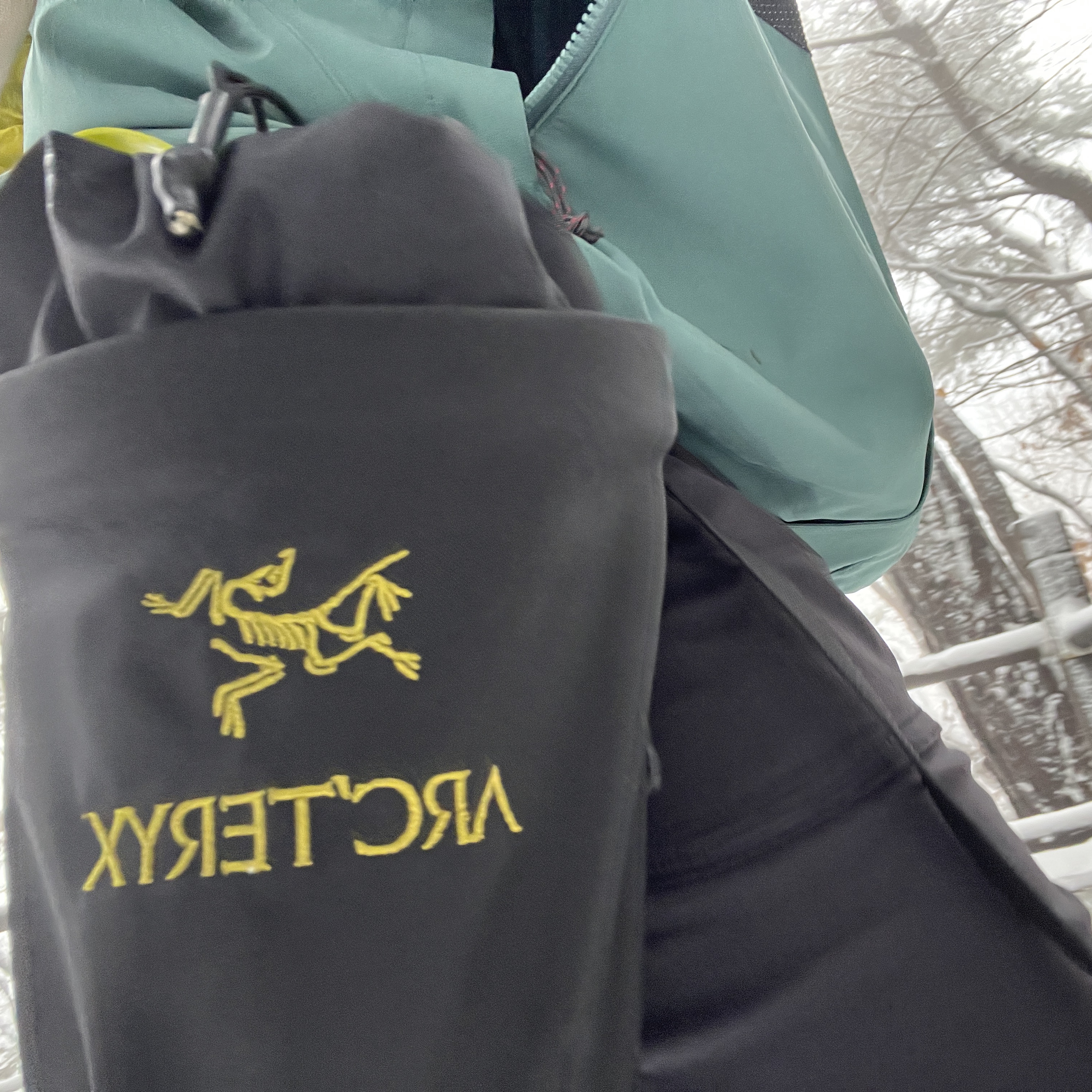 Arc'teryx Quiver Bucket Bag Black 착용 스타일