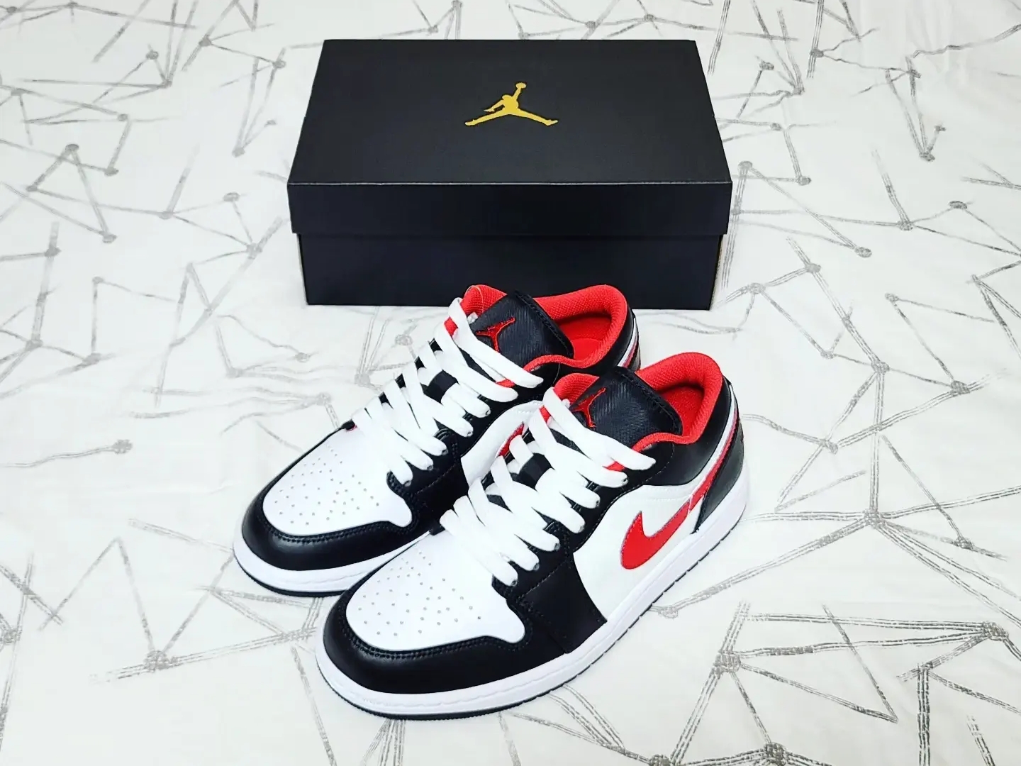 Jordan 1 Low Black Fire Red 착용 스타일 - 1