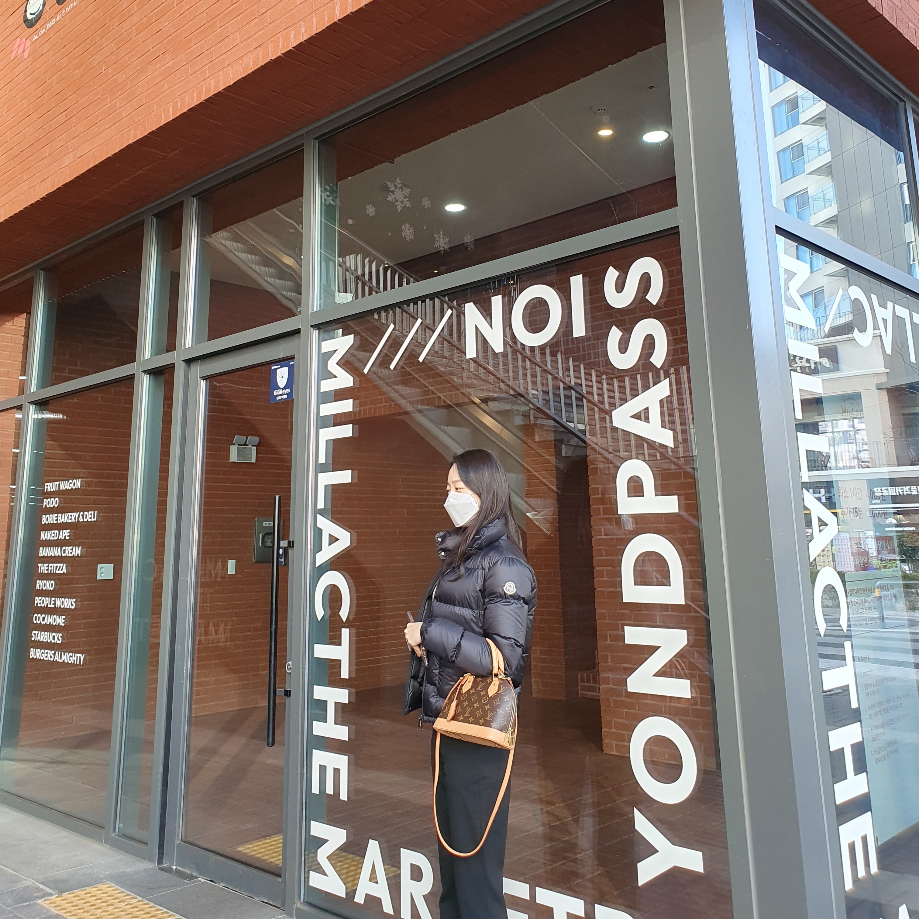 (W) Moncler Lannic Short Down Jacket Black - 21FW, Louis Vuitton Alma BB Monogram 착용 스타일 - 5