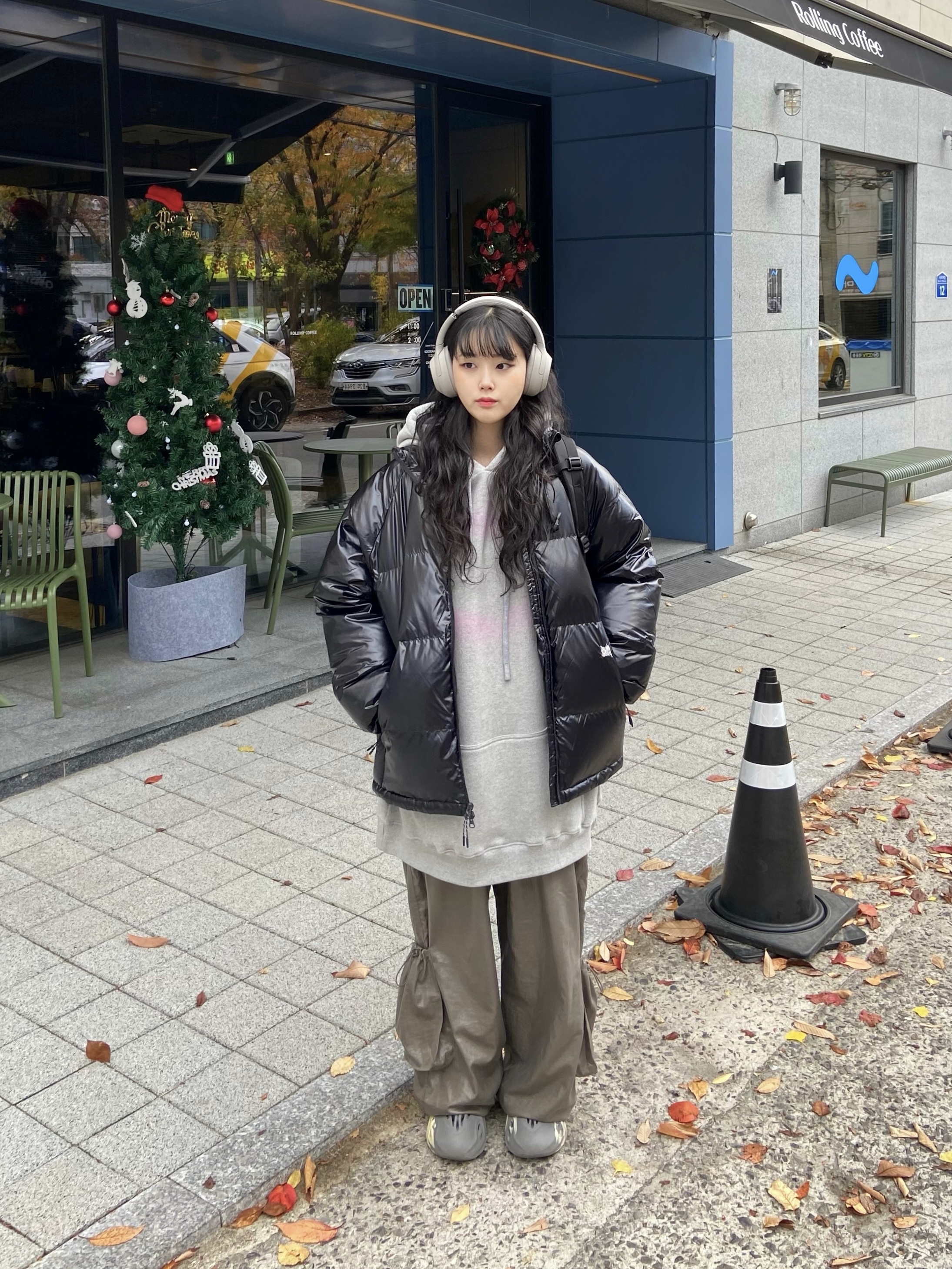 Sony WH-1000XM4 Platinum Silver (Korean Ver.), Adidas Yeezy Foam RNNR MXT Moon Gray 착용 스타일 - 4
