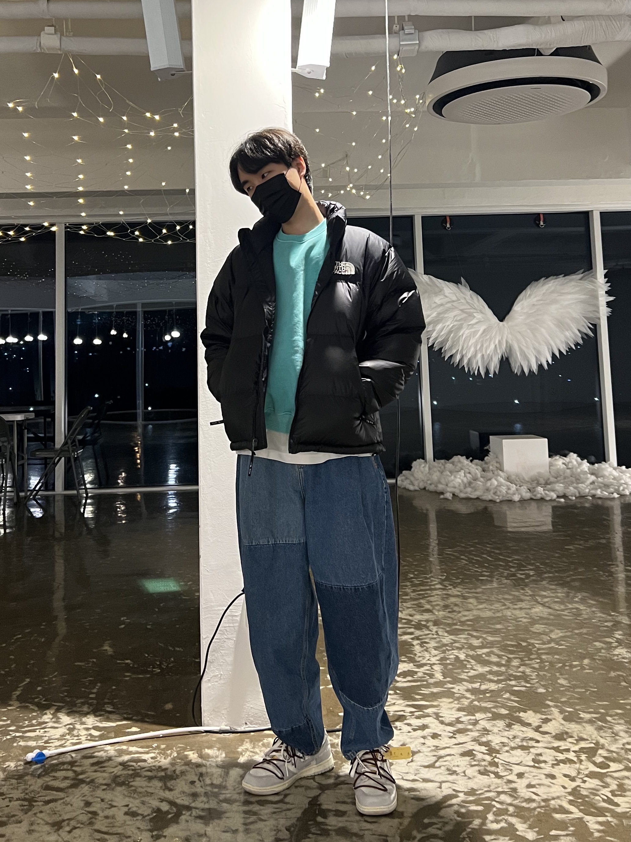 The North Face 1996 Eco Nuptse Jacket Black, IAB Studio Pigment Sweatshirt & Mini Bag Jade 착용 스타일 - 2