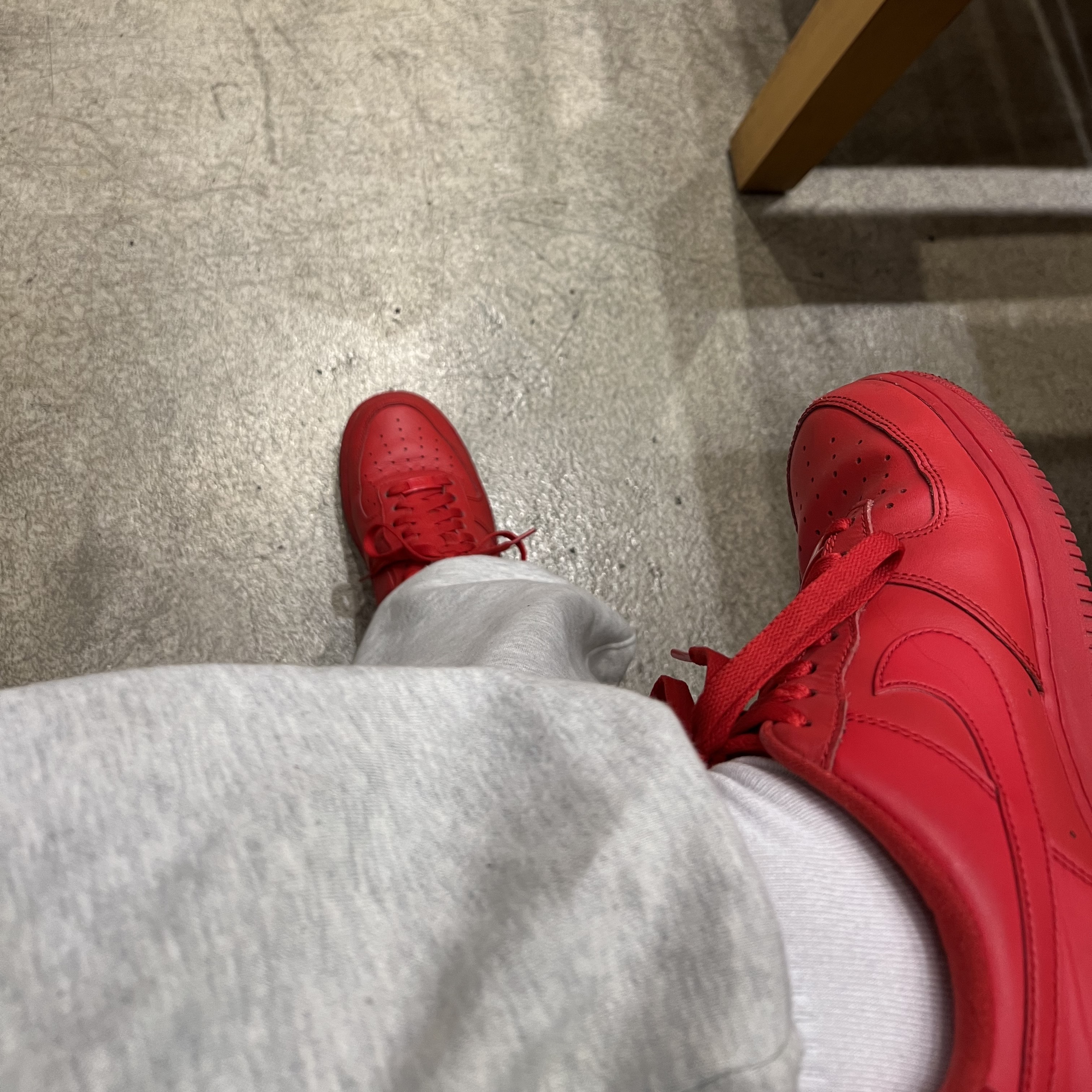 Nike Air Force 1 '07 LV8 Low 1 Triple Red 착용 스타일