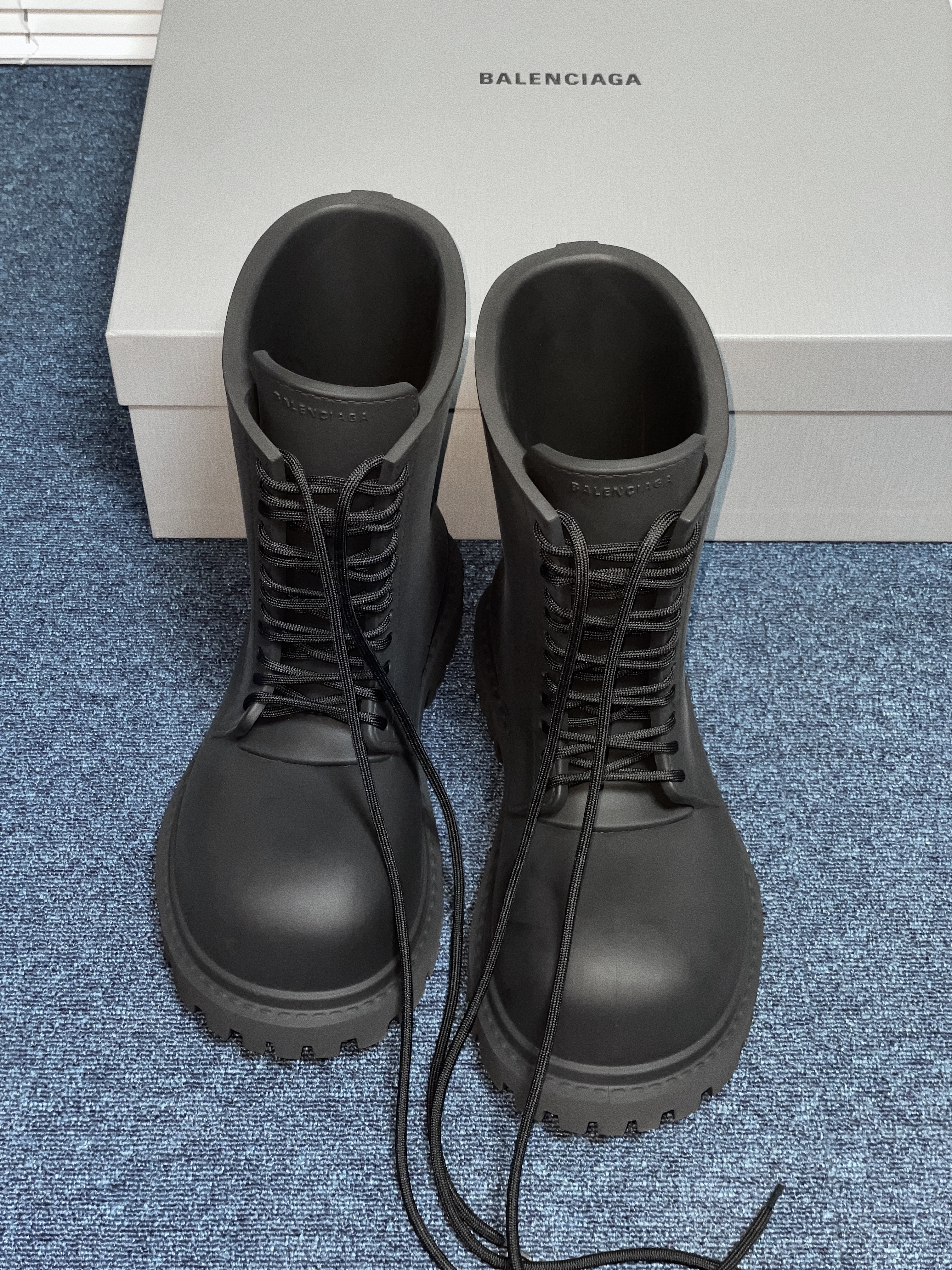 Balenciaga XL Army Boots Full Eva Black 착용 스타일 - 1