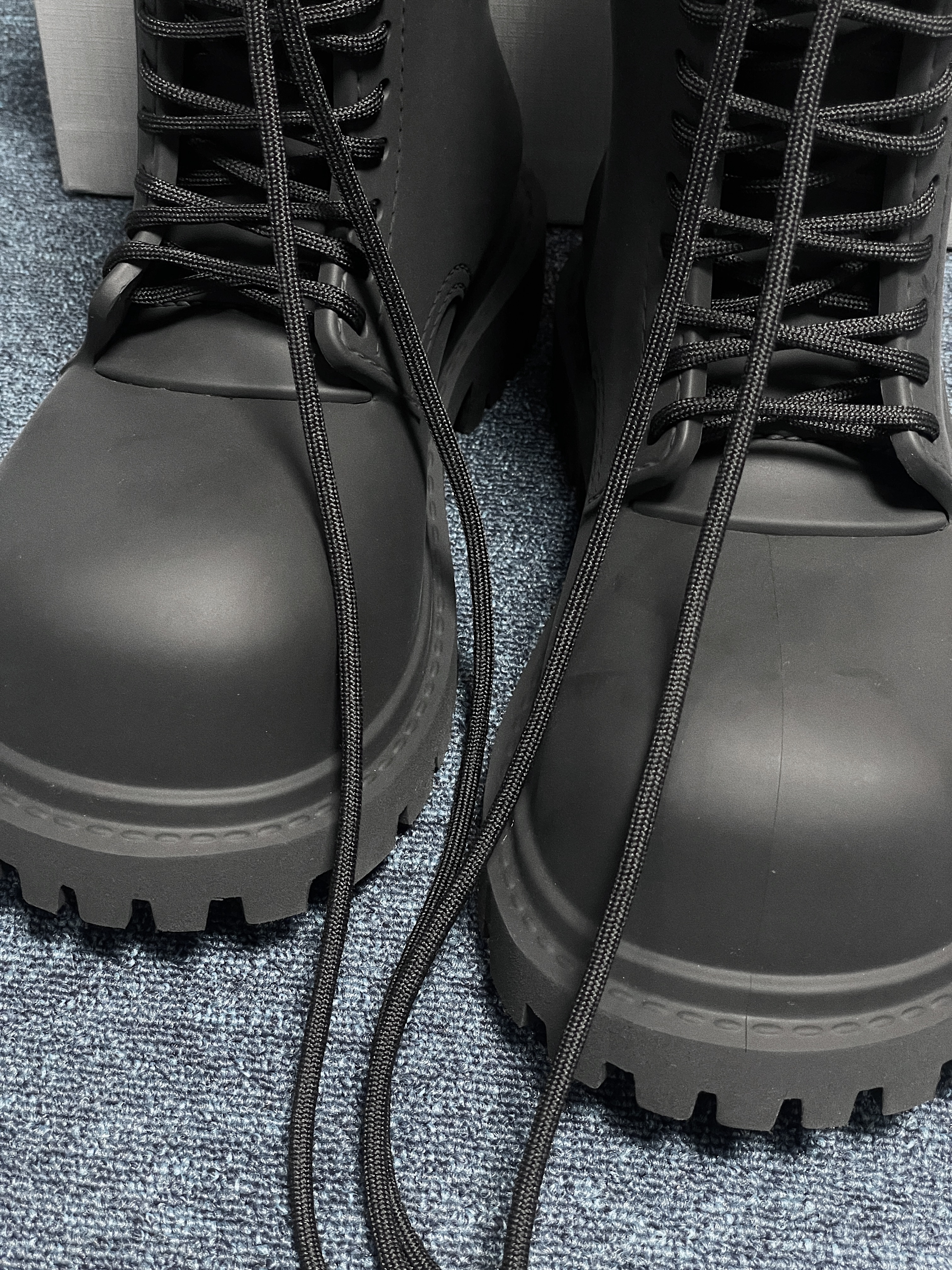 Balenciaga XL Army Boots Full Eva Black 착용 스타일 - 2